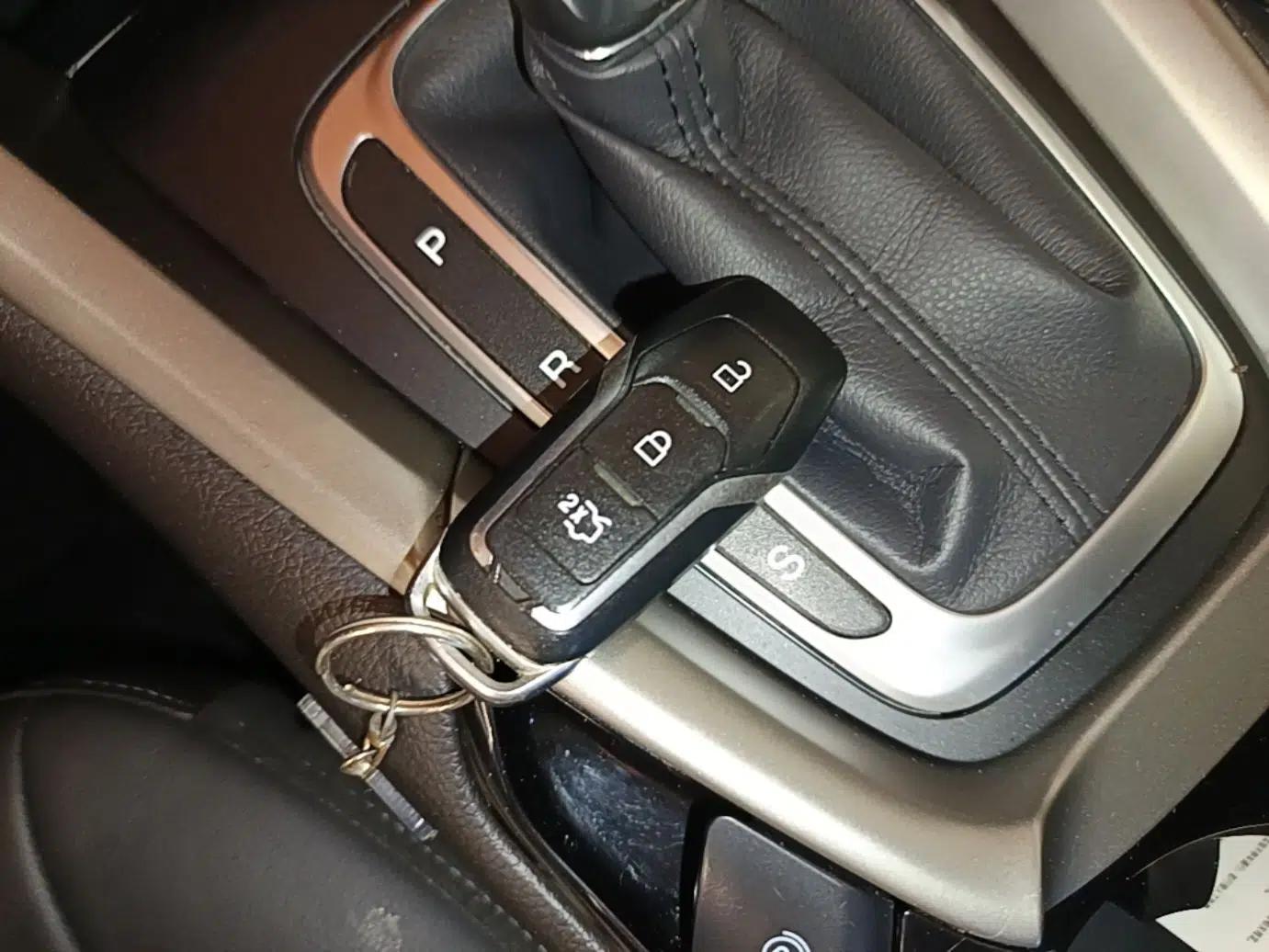 Ford Mondeo 2013 2.0L GTDi 200 Fashion Edition — миниатюра 28