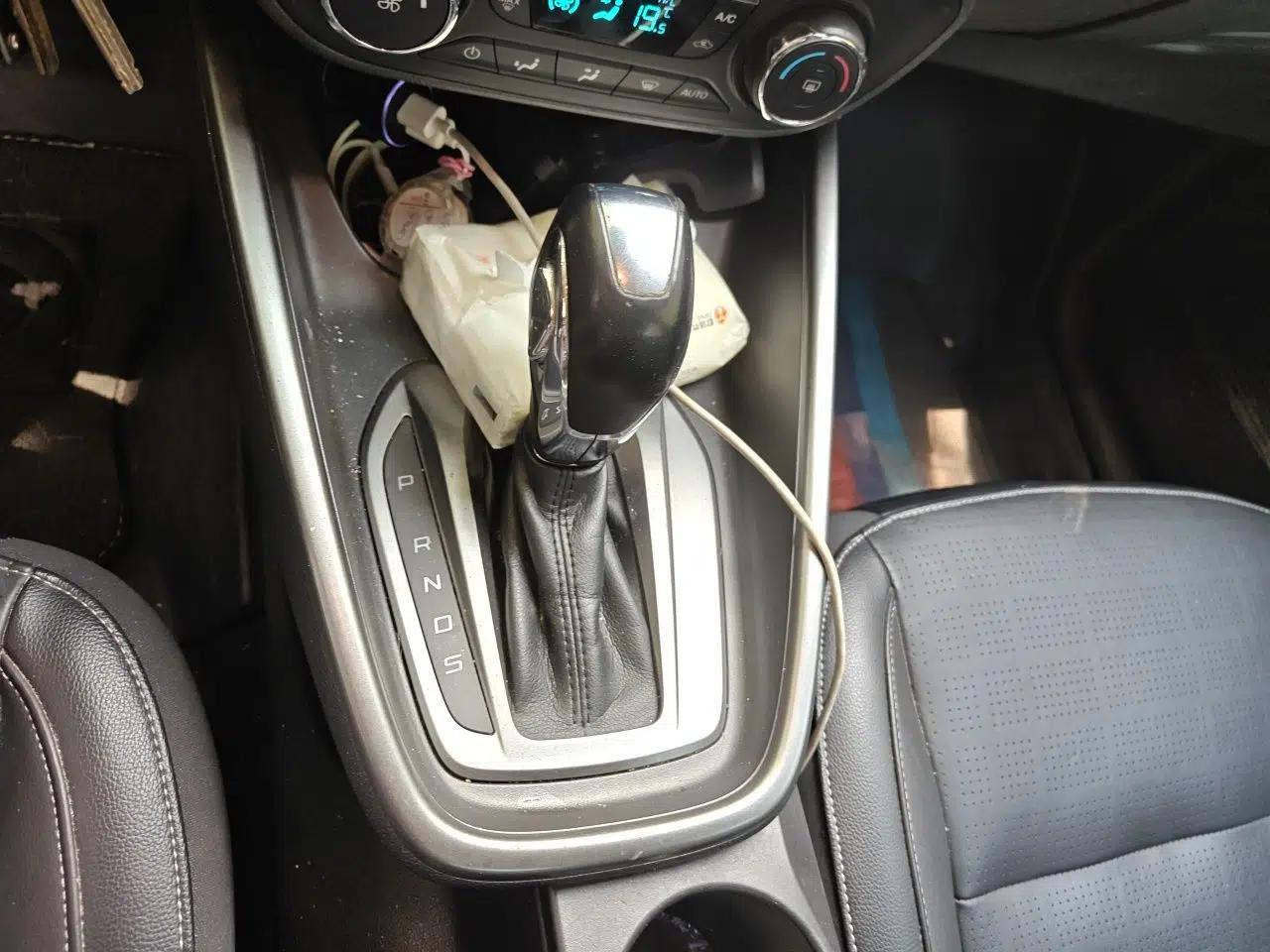 Ford Escort 2015 1.5L Automatic Fashion Model — миниатюра 14