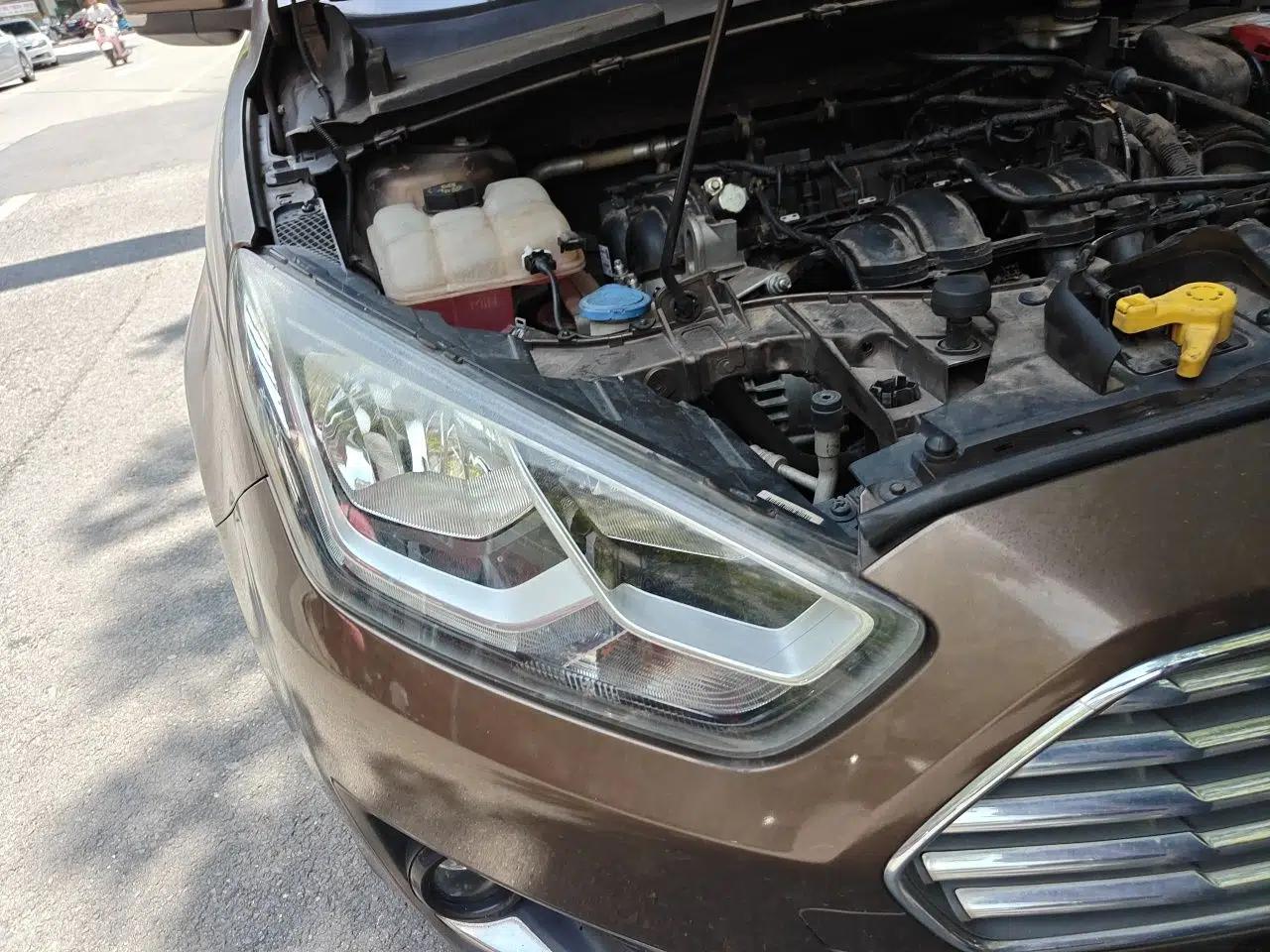 Ford Escort 2015 1.5L Automatic Fashion Model — миниатюра 7