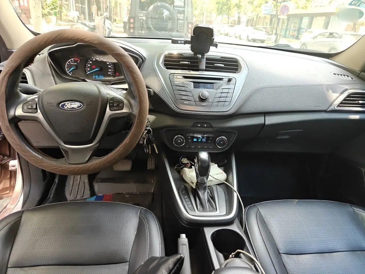 Ford Escort 2015 1.5L Automatic Fashion Model — миниатюра 9