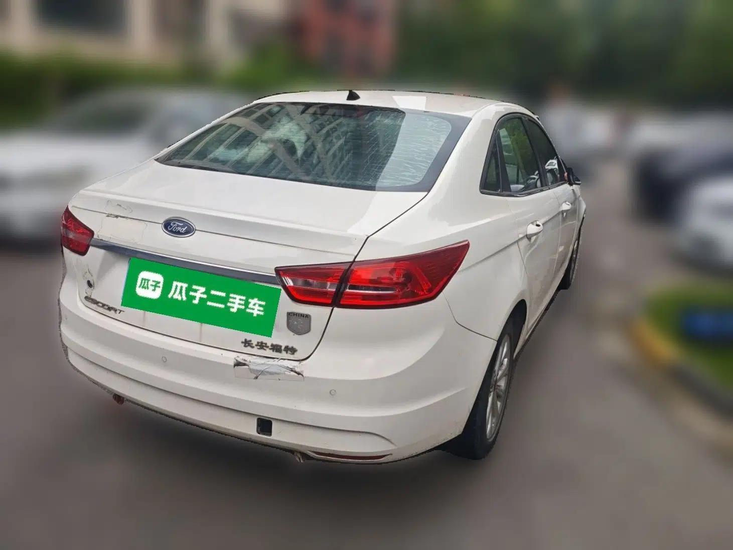 Ford Escort 2015 1.5L Automatic Fashion Model — миниатюра 6