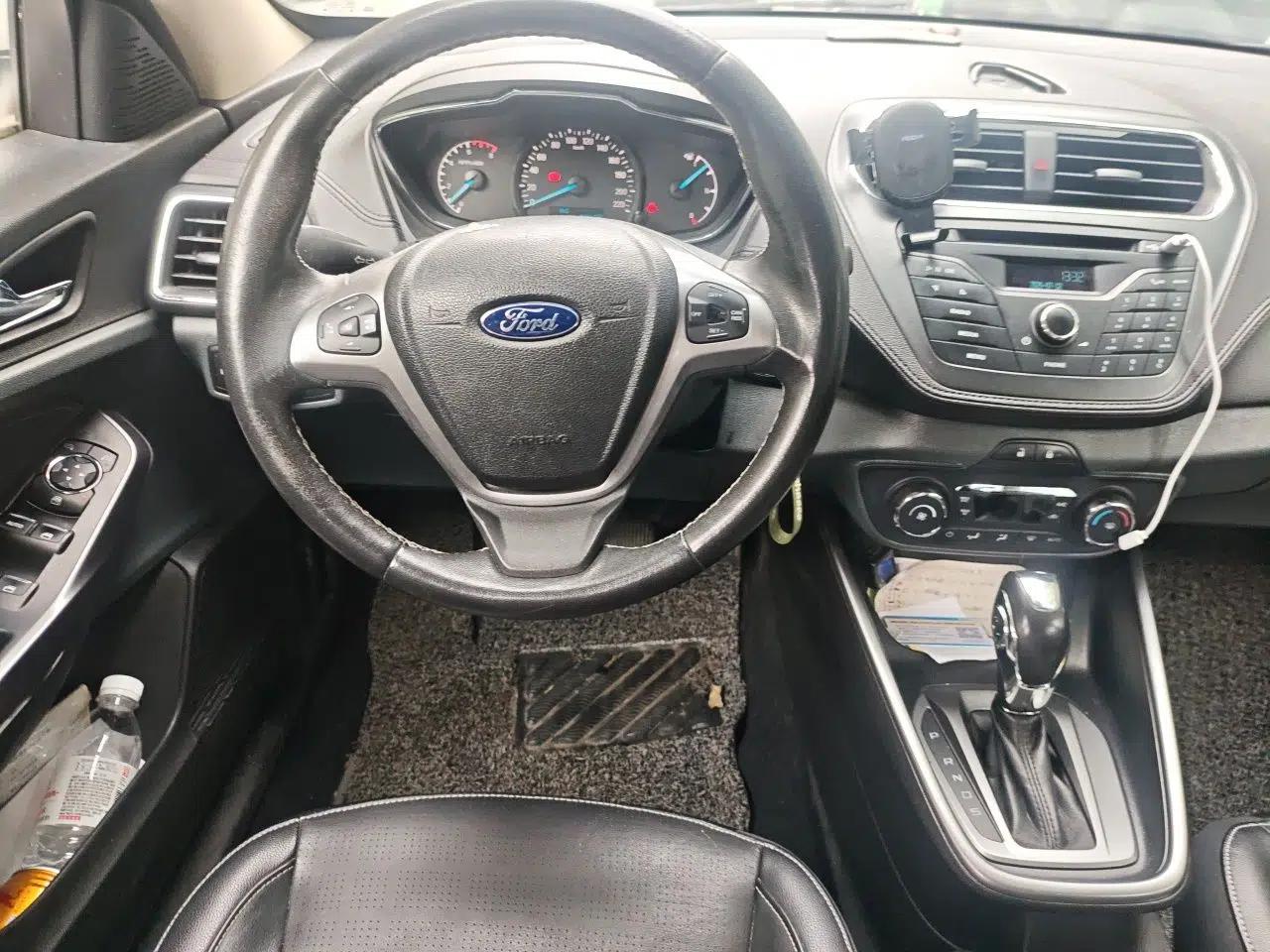 Ford Escort 2015 1.5L Automatic Fashion Model — миниатюра 10