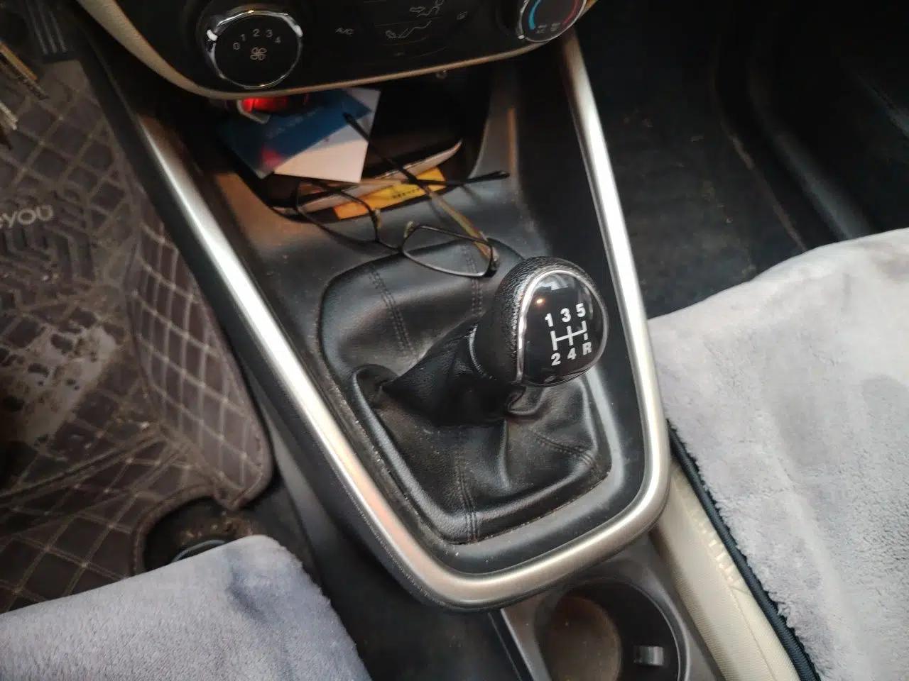 Ford Escort 2015 1.5L Manual Comfort Model — миниатюра 14