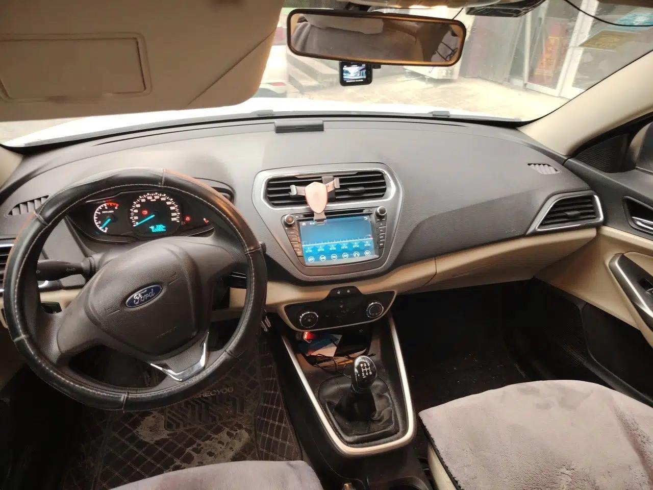 Ford Escort 2015 1.5L Manual Comfort Model — миниатюра 18