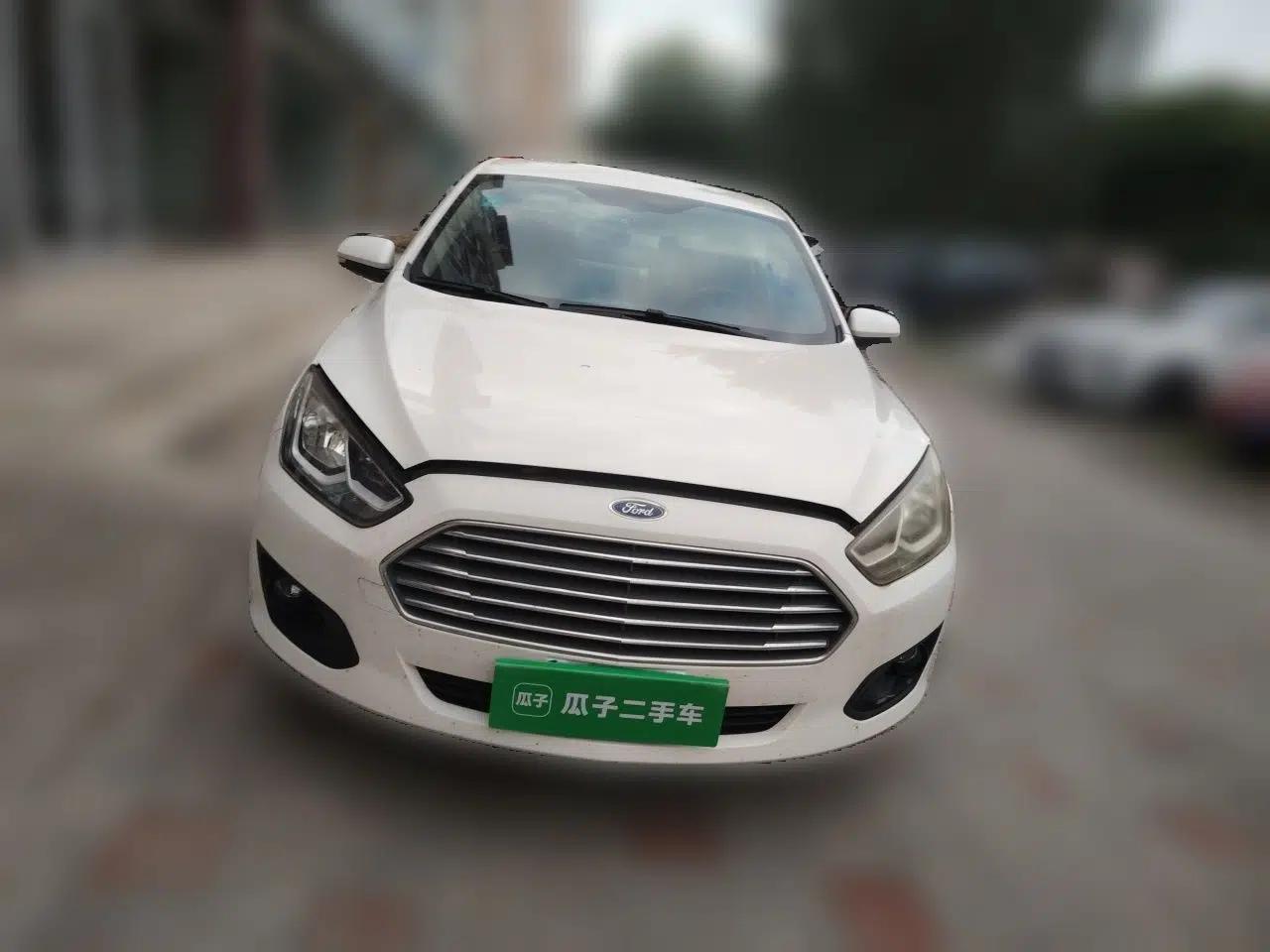 Ford Escort 2015 1.5L Manual Comfort Model — миниатюра 3