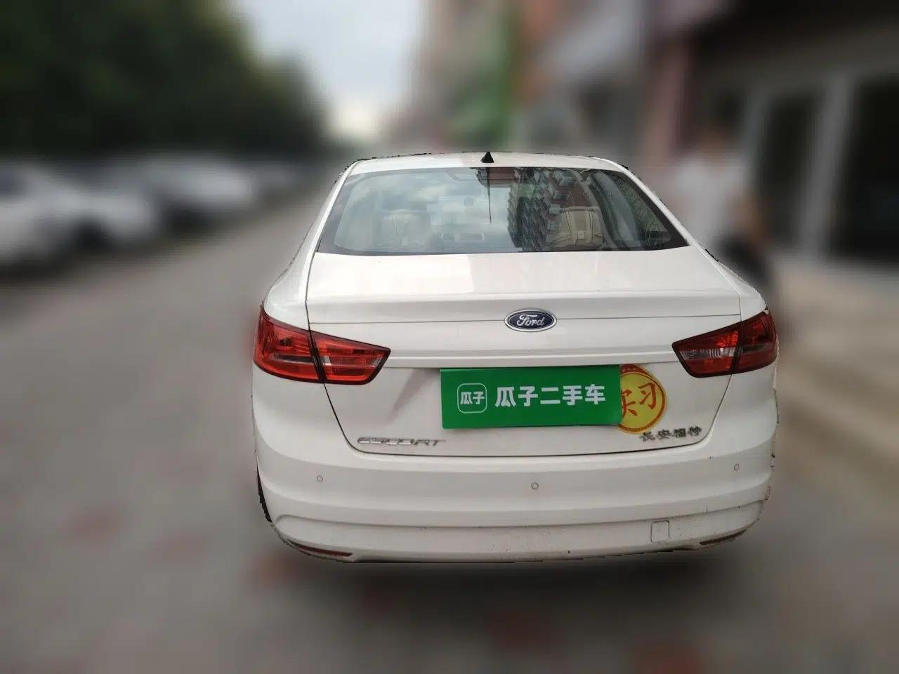 Ford Escort 2015 1.5L Manual Comfort Model — миниатюра 4