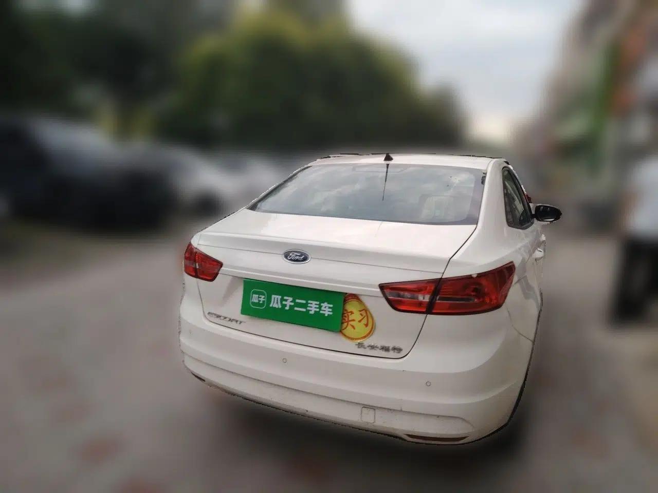 Ford Escort 2015 1.5L Manual Comfort Model — миниатюра 5