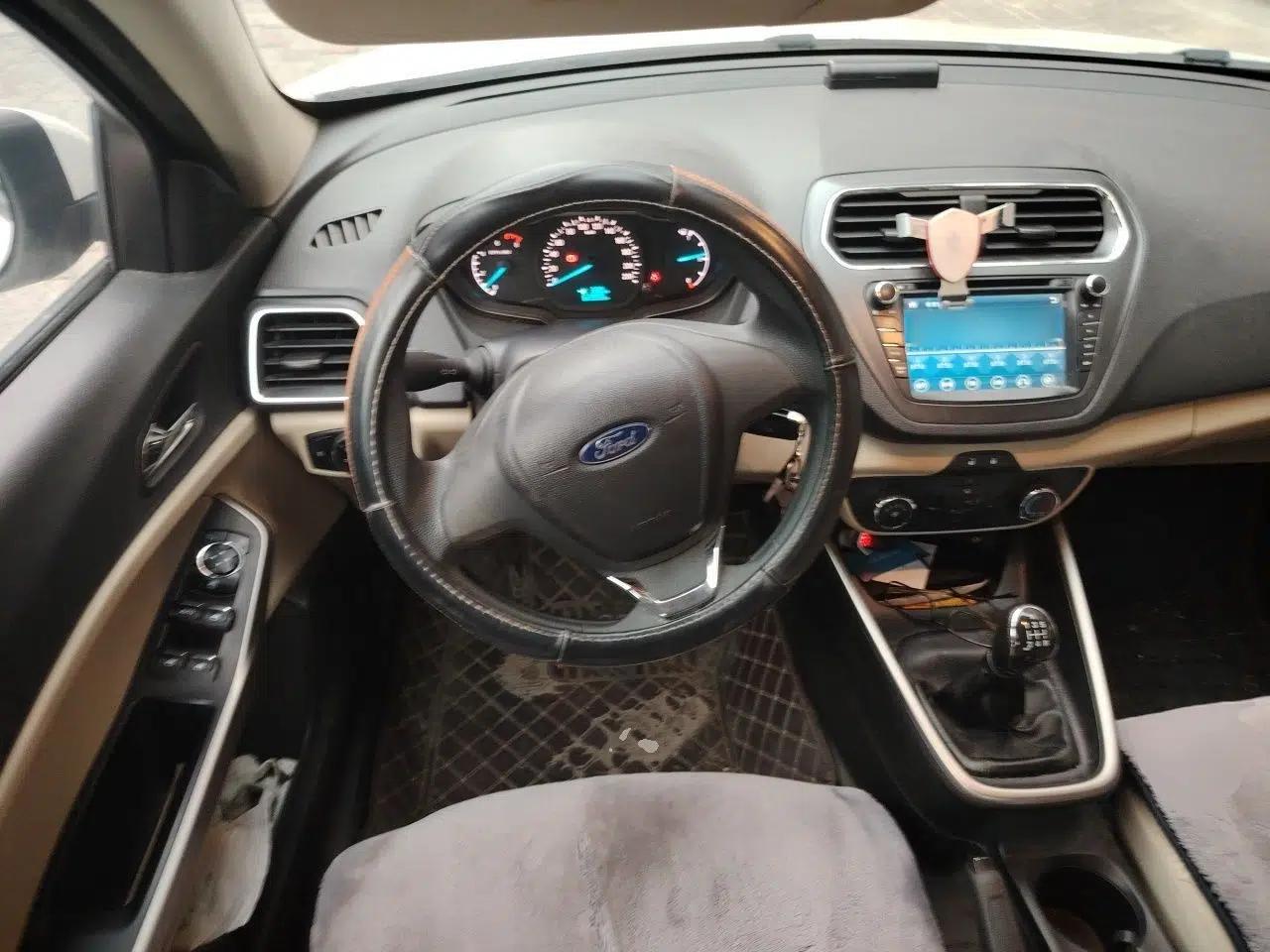Ford Escort 2015 1.5L Manual Comfort Model — миниатюра 10