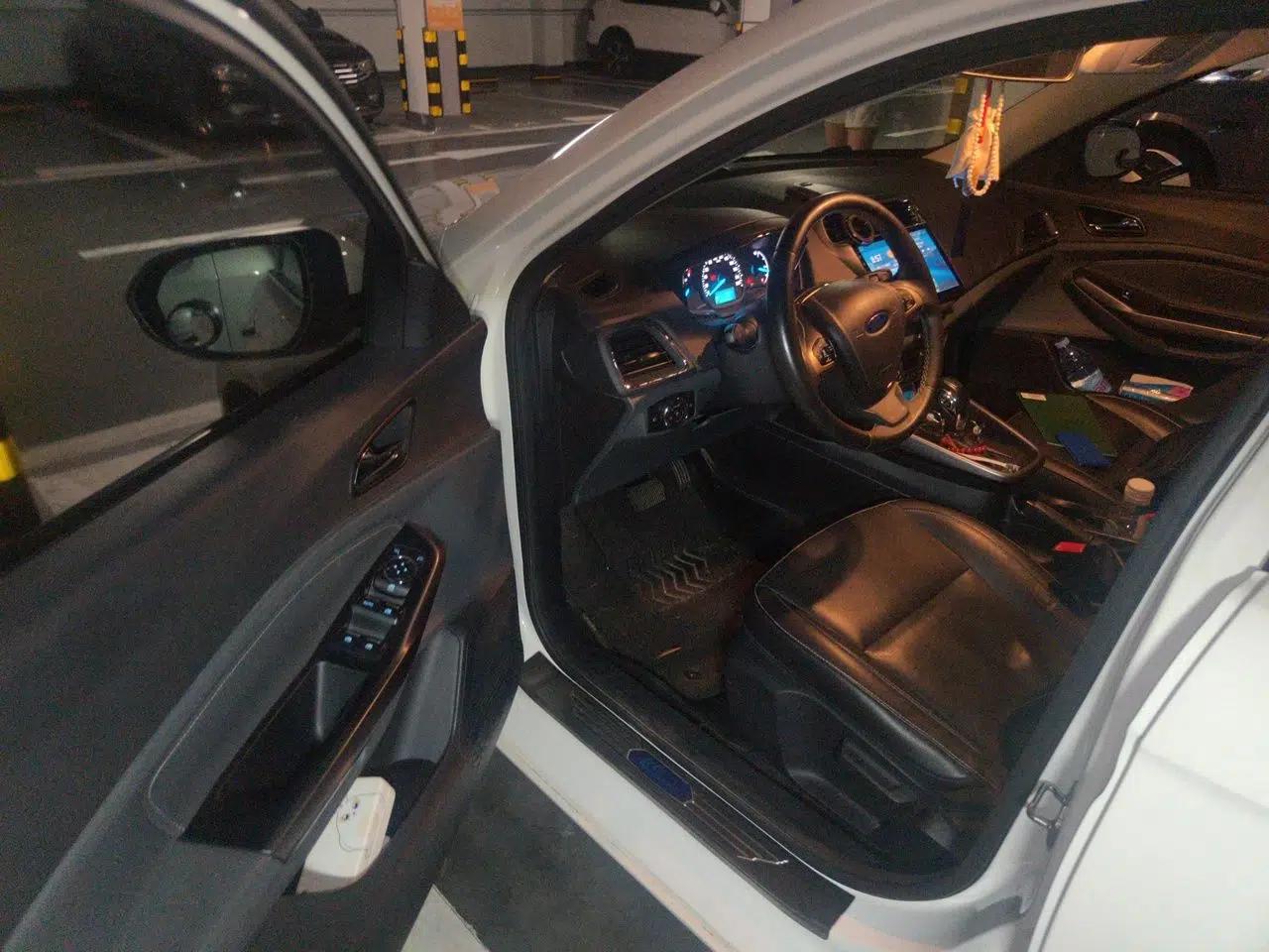 Ford Escort 2015 1.5L Automatic Fashion Model — миниатюра 16