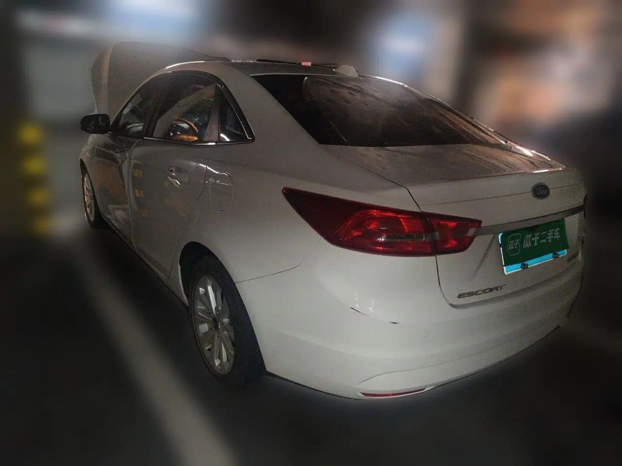Ford Escort 2015 1.5L Automatic Fashion Model — миниатюра 4