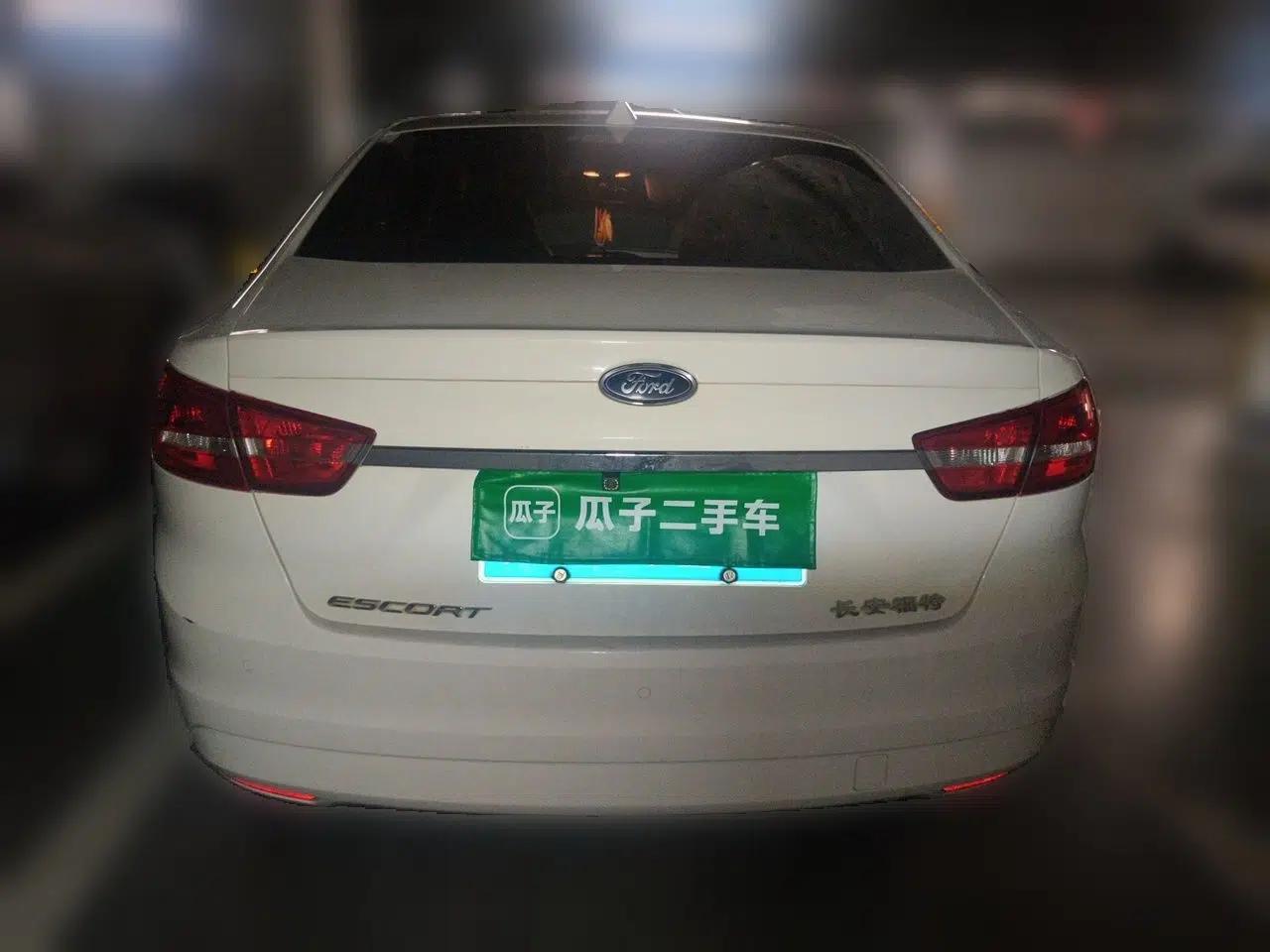 Ford Escort 2015 1.5L Automatic Fashion Model — миниатюра 5
