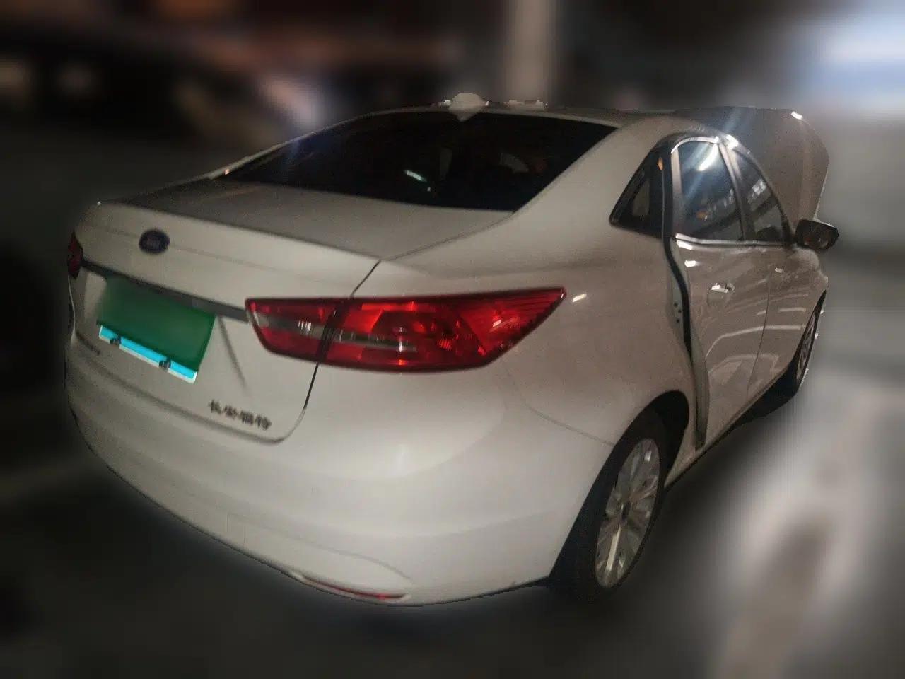 Ford Escort 2015 1.5L Automatic Fashion Model — миниатюра 6