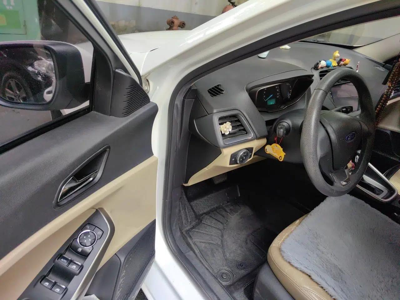 Ford Escort 2015 1.5L Automatic Comfort Edition — миниатюра 16