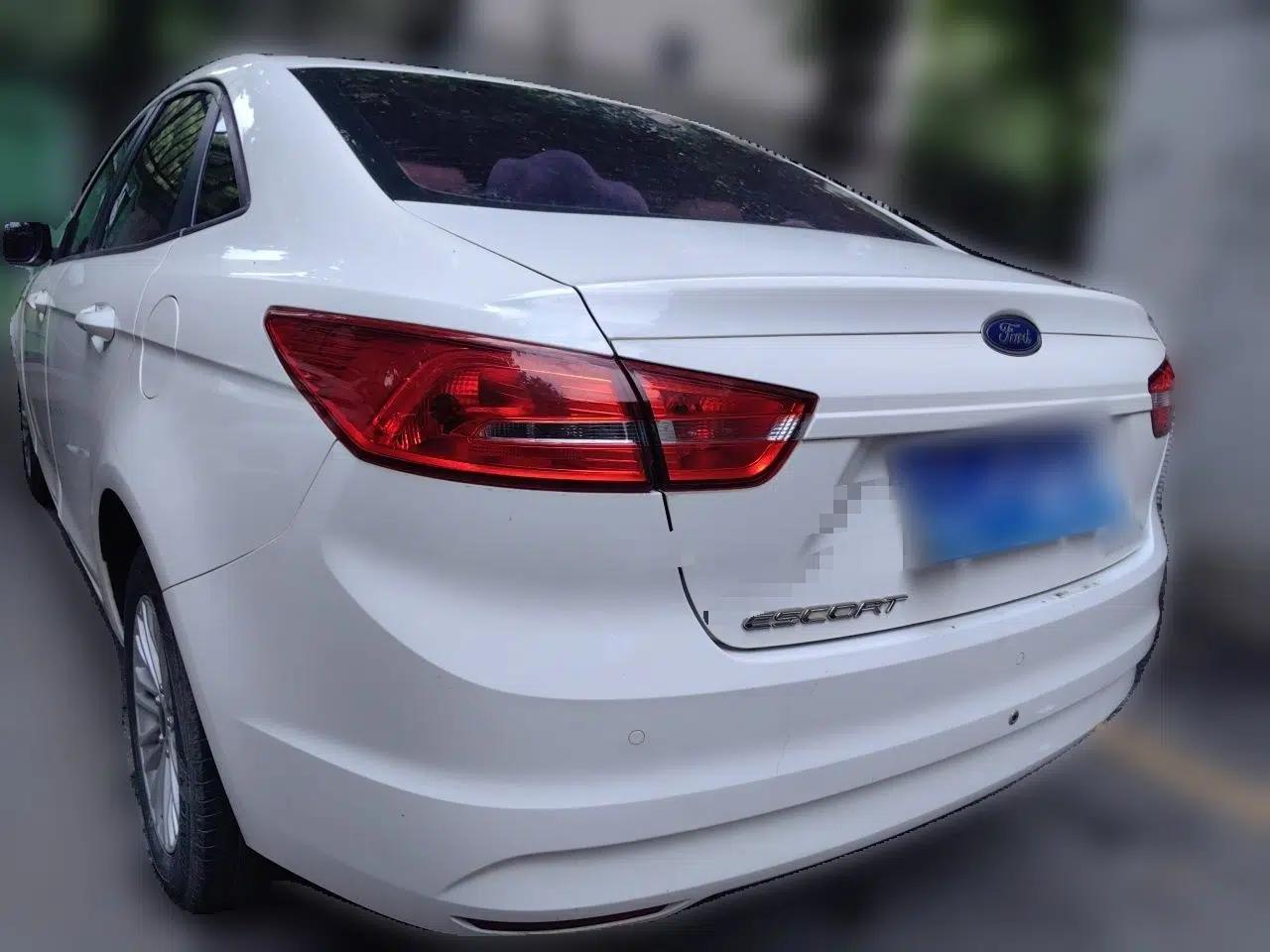 Ford Escort 2015 1.5L Automatic Comfort Edition — миниатюра 4