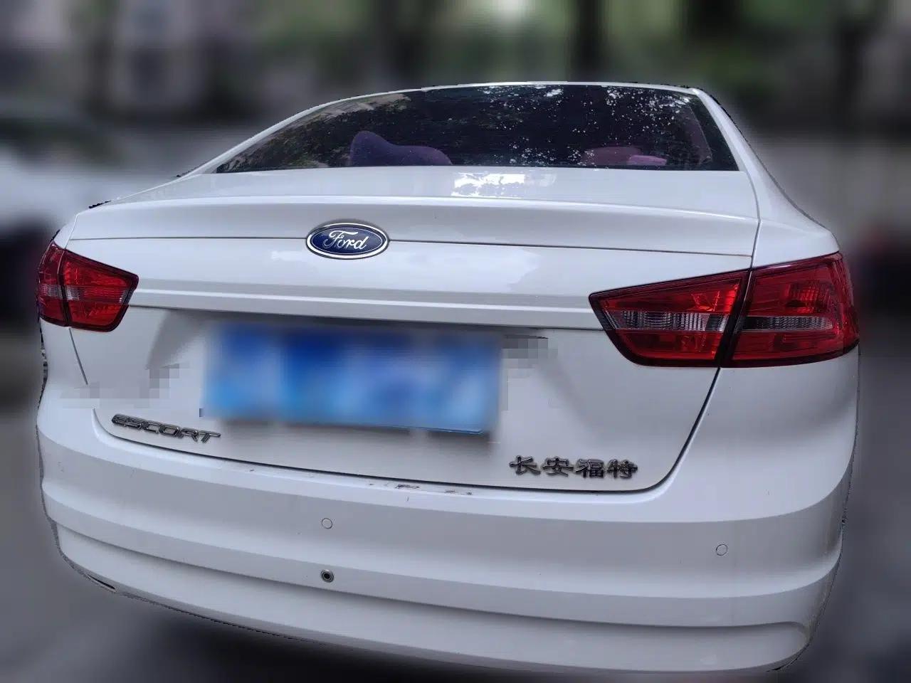 Ford Escort 2015 1.5L Automatic Comfort Edition — миниатюра 5