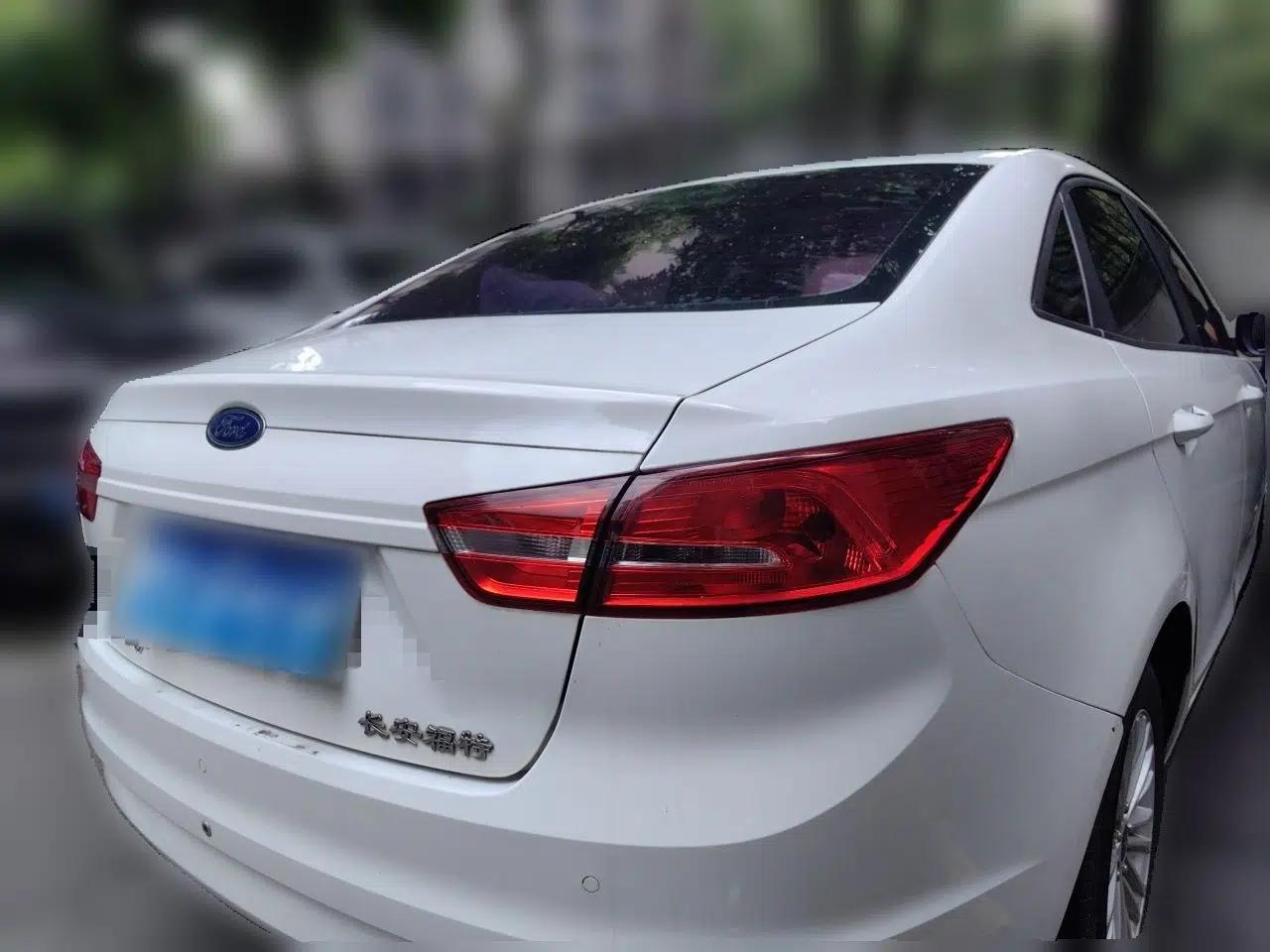 Ford Escort 2015 1.5L Automatic Comfort Edition — миниатюра 6