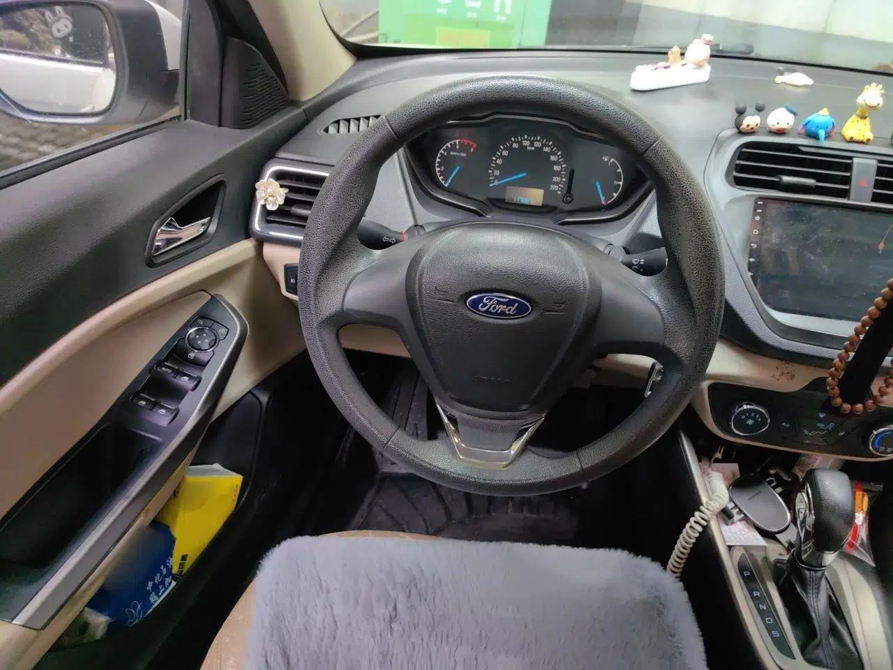 Ford Escort 2015 1.5L Automatic Comfort Edition — миниатюра 10