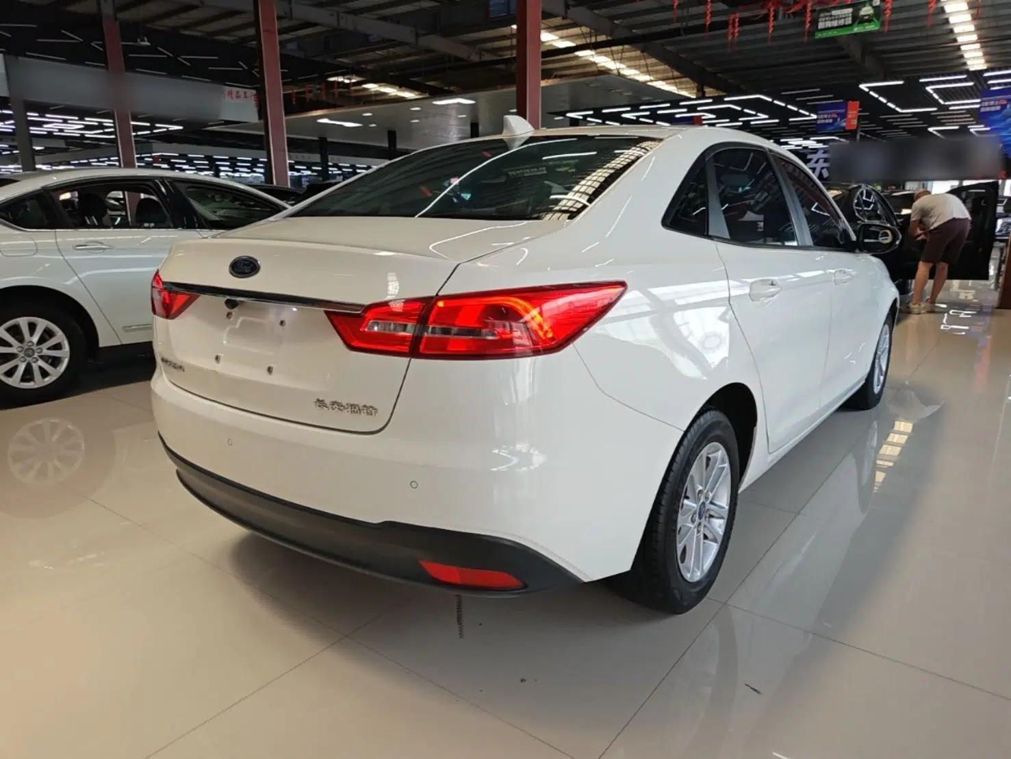Ford Escort 2019 Revised Version 1.5L Manual Quality Enjoyment Type China VI Standard — миниатюра 6