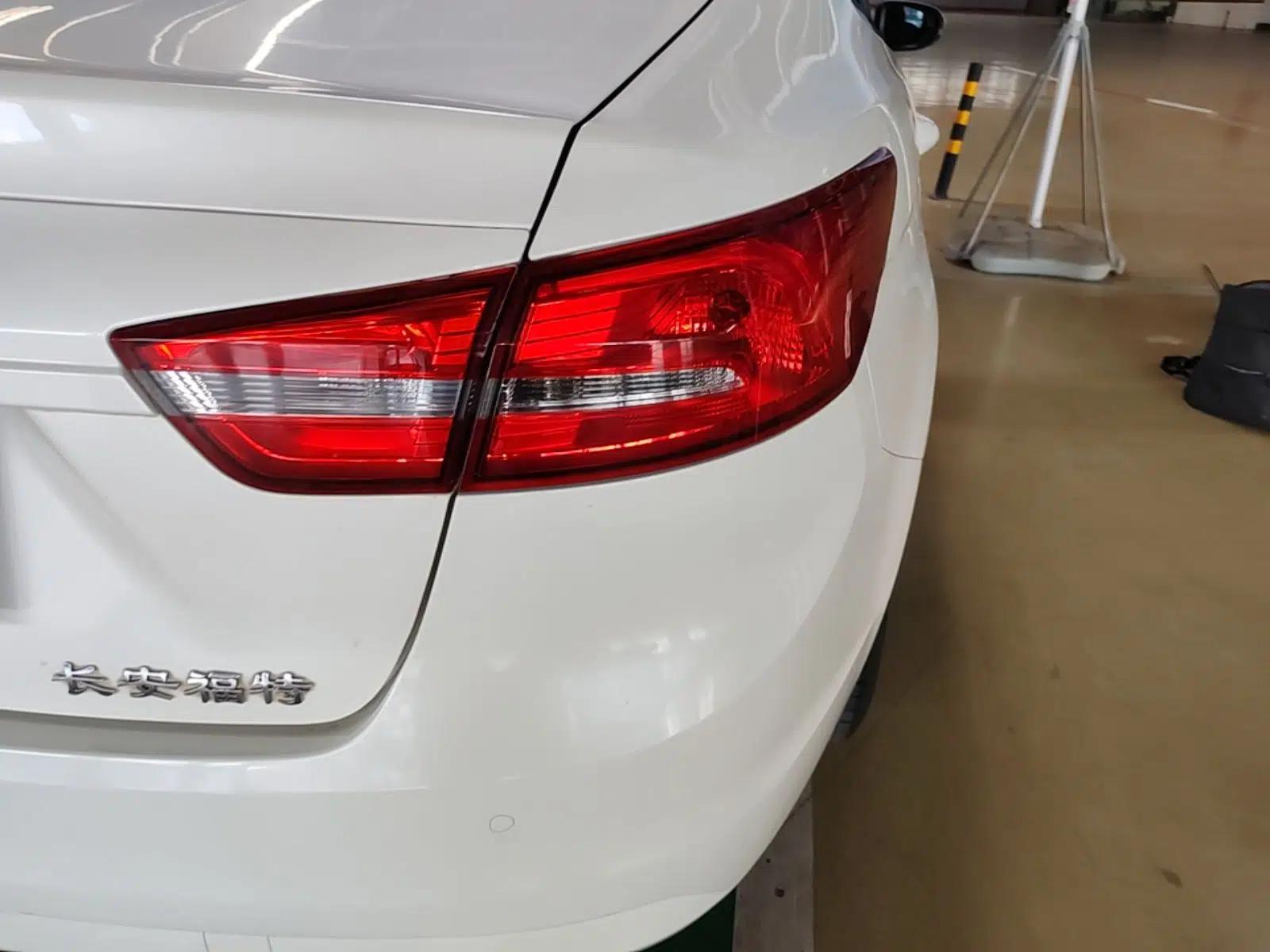 Ford Escort 2015 1.5L Automatic Comfort Edition — миниатюра 14