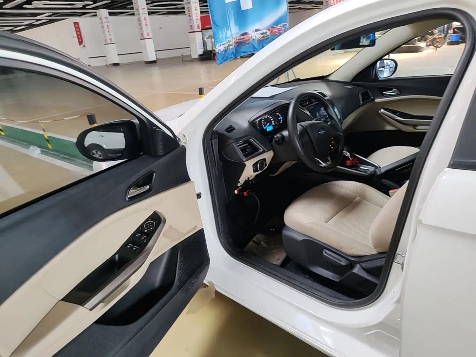Ford Escort 2015 1.5L Automatic Comfort Edition — миниатюра 23