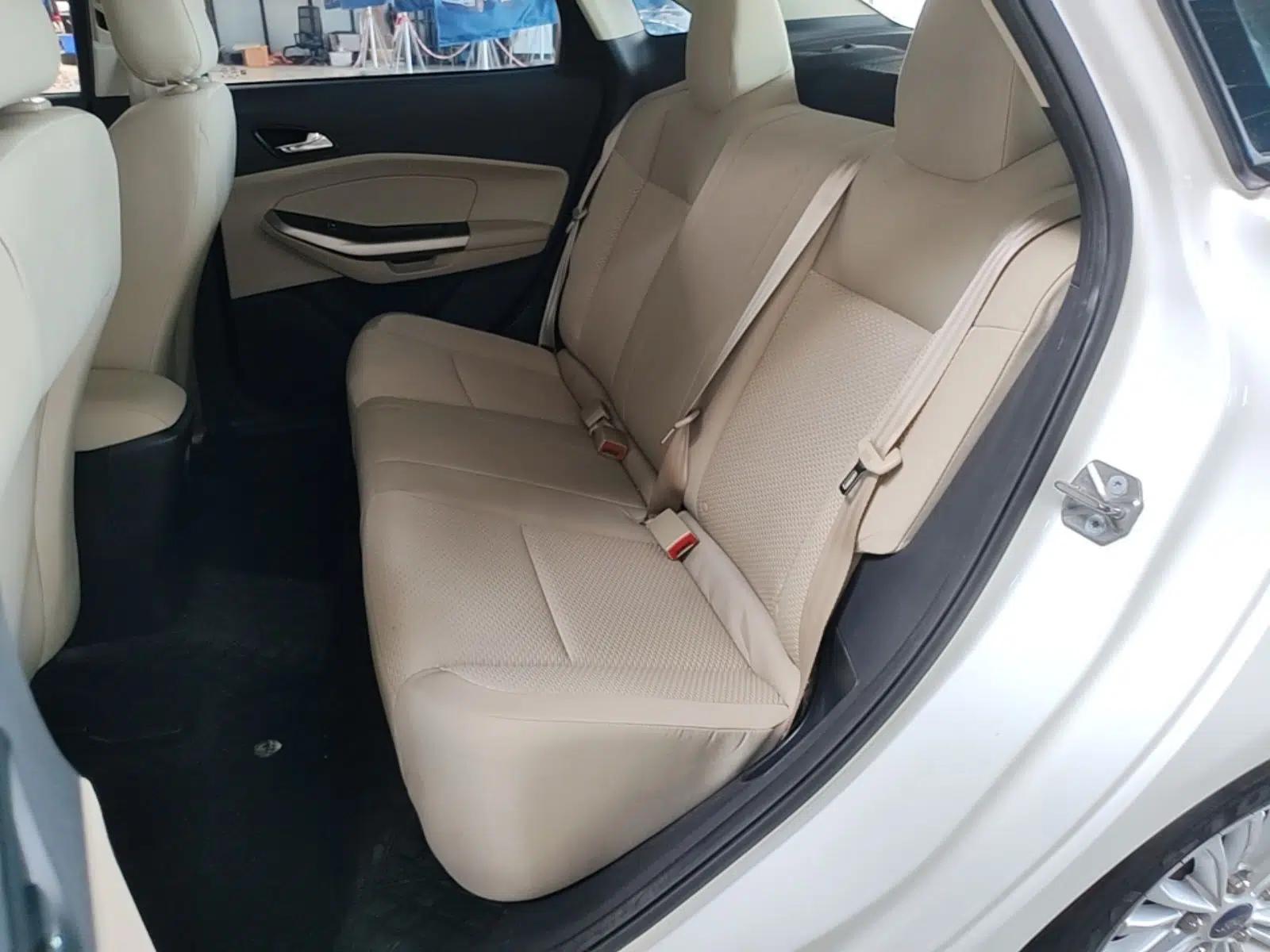 Ford Escort 2015 1.5L Automatic Comfort Edition — миниатюра 25