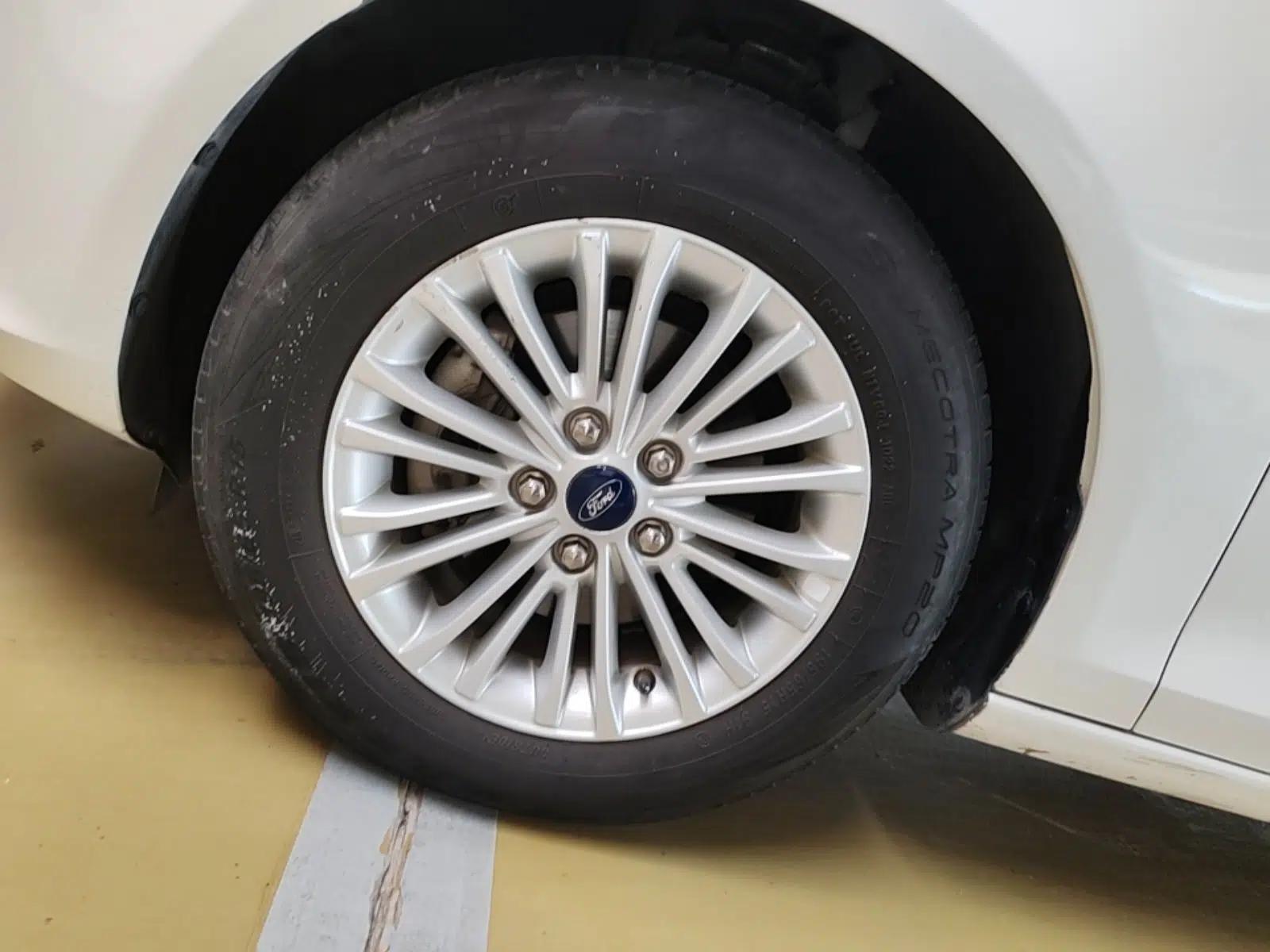 Ford Escort 2015 1.5L Automatic Comfort Edition — миниатюра 10