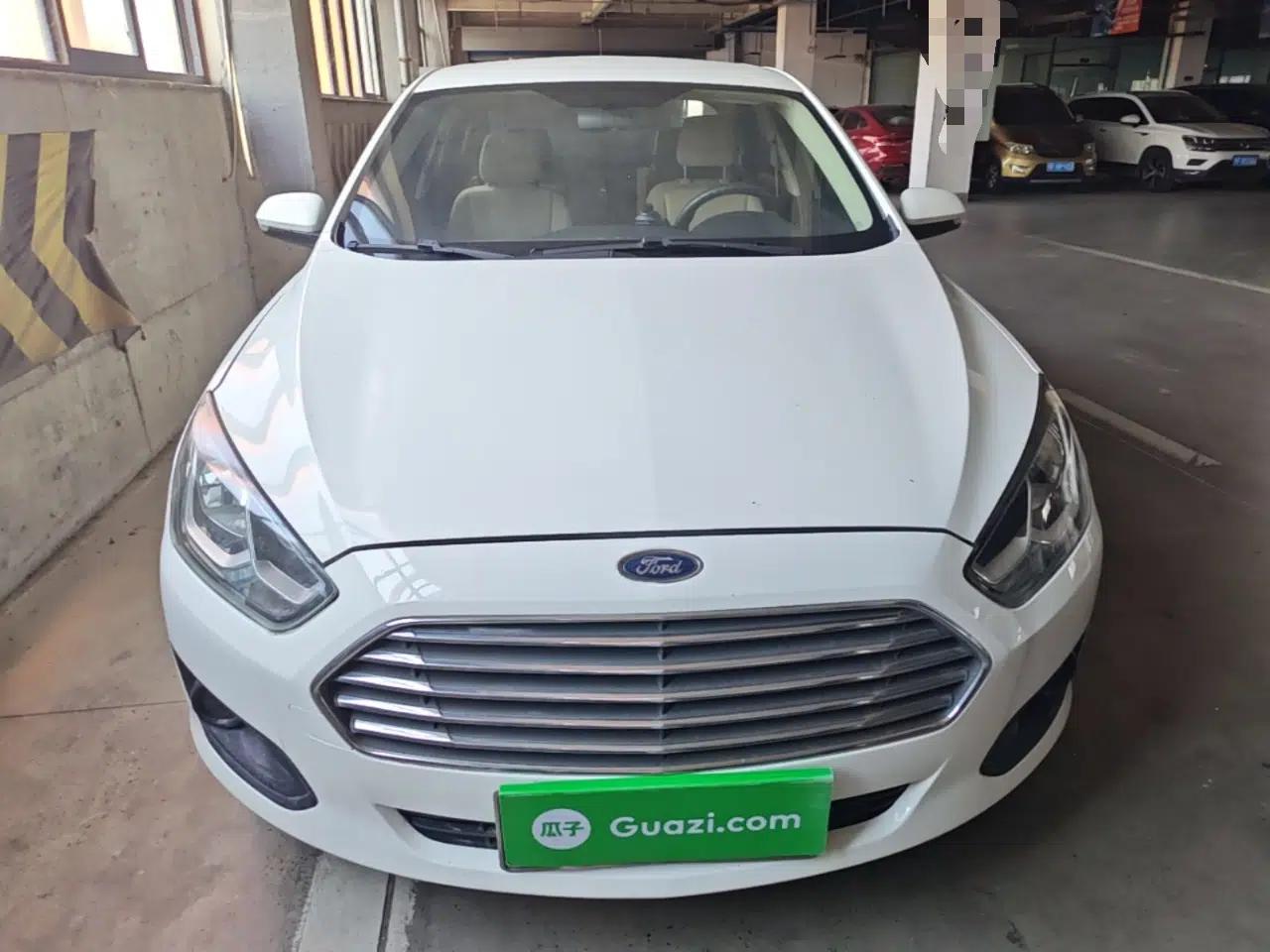 Ford Escort 2015 1.5L Manual Comfort Model — миниатюра 2
