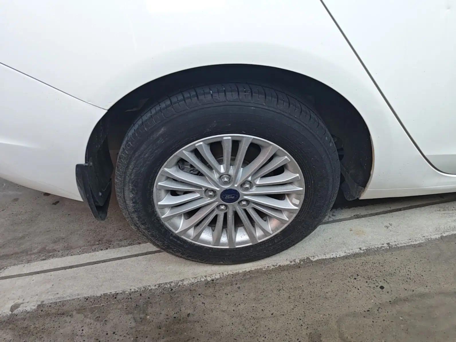 Ford Escort 2015 1.5L Manual Comfort Model — миниатюра 11