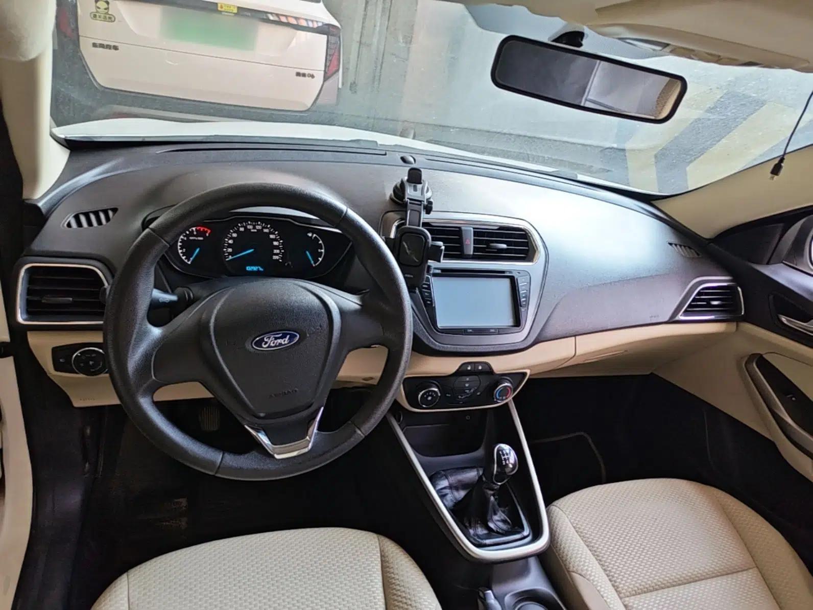 Ford Escort 2015 1.5L Manual Comfort Model — миниатюра 12