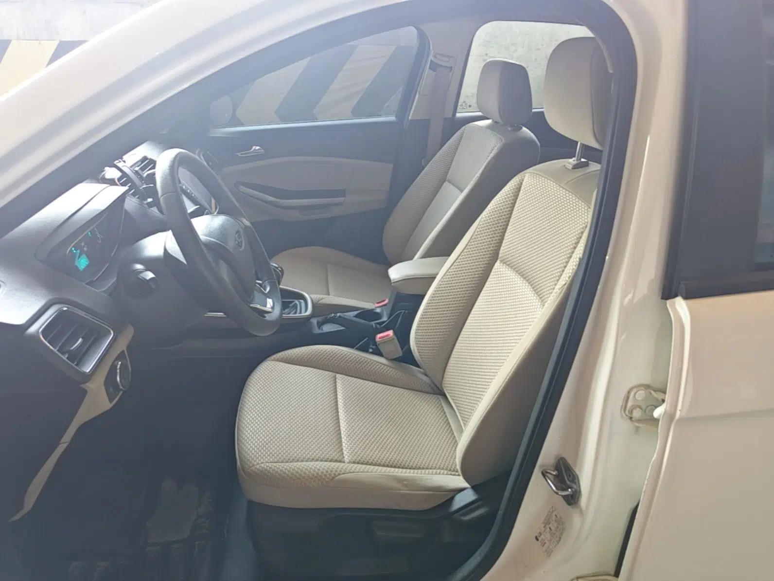 Ford Escort 2015 1.5L Manual Comfort Model — миниатюра 17