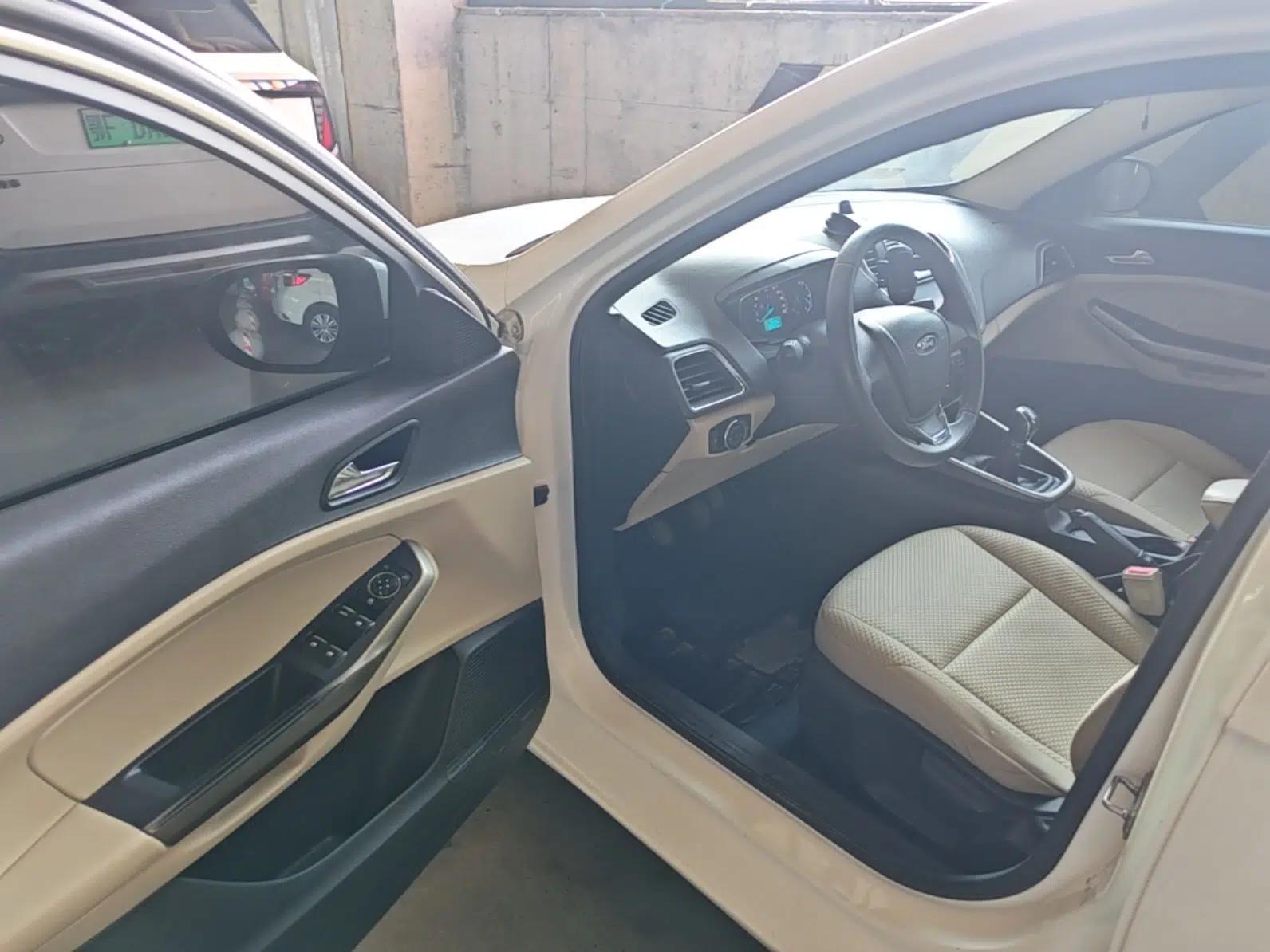 Ford Escort 2015 1.5L Manual Comfort Model — миниатюра 18