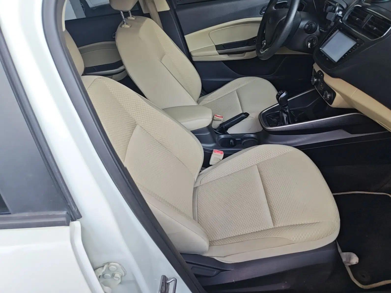Ford Escort 2015 1.5L Manual Comfort Model — миниатюра 19