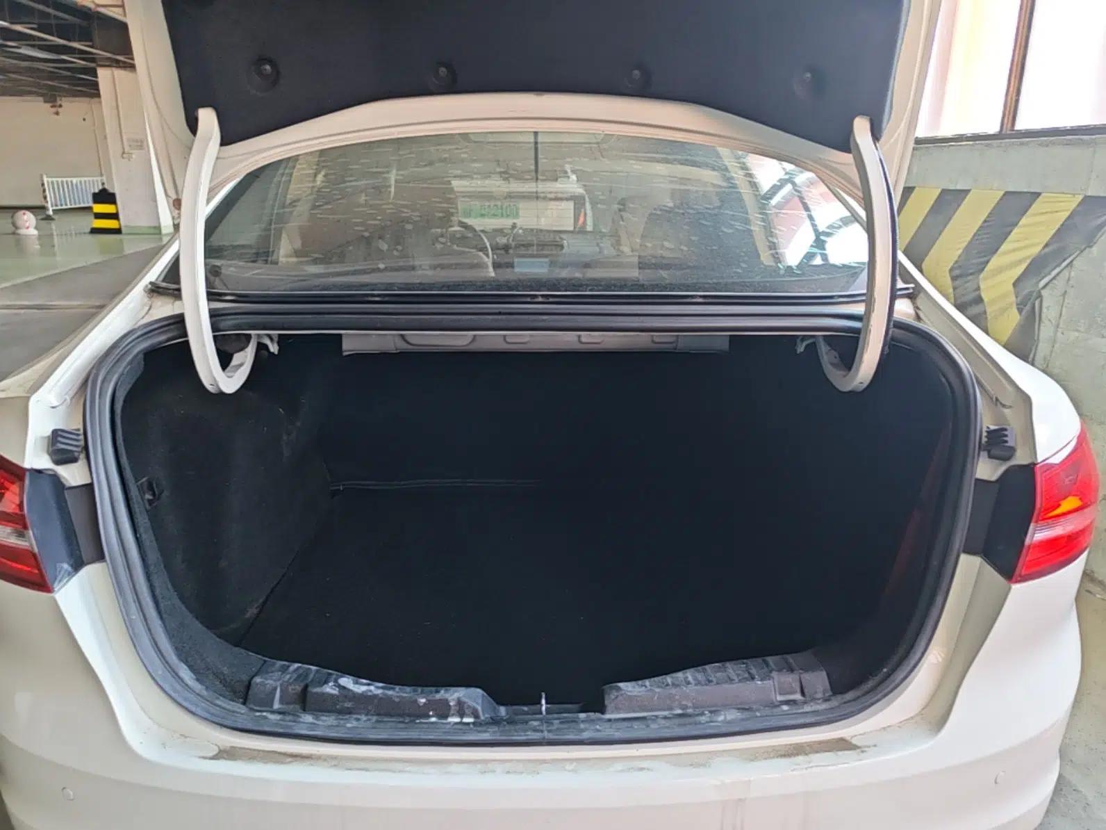 Ford Escort 2015 1.5L Manual Comfort Model — миниатюра 22