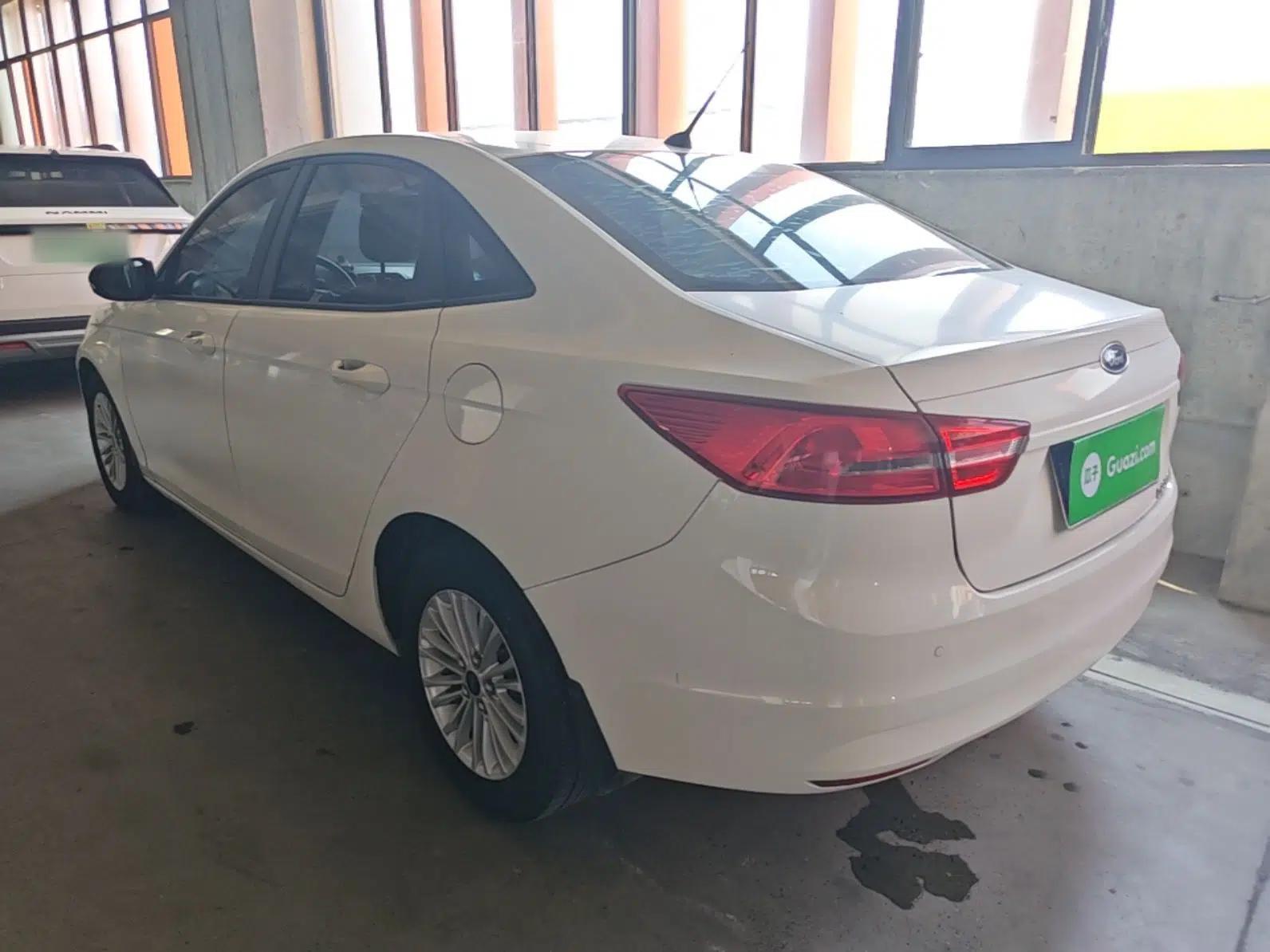 Ford Escort 2015 1.5L Manual Comfort Model — миниатюра 4