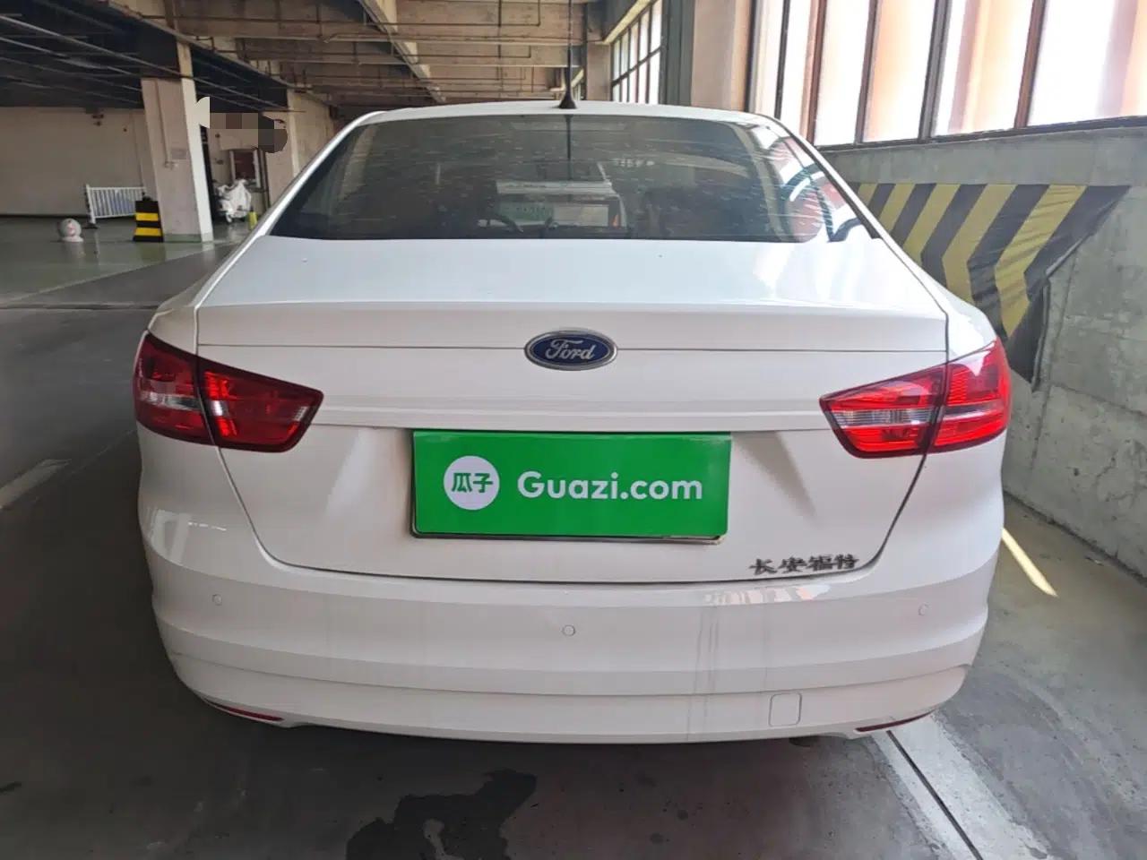 Ford Escort 2015 1.5L Manual Comfort Model — миниатюра 5