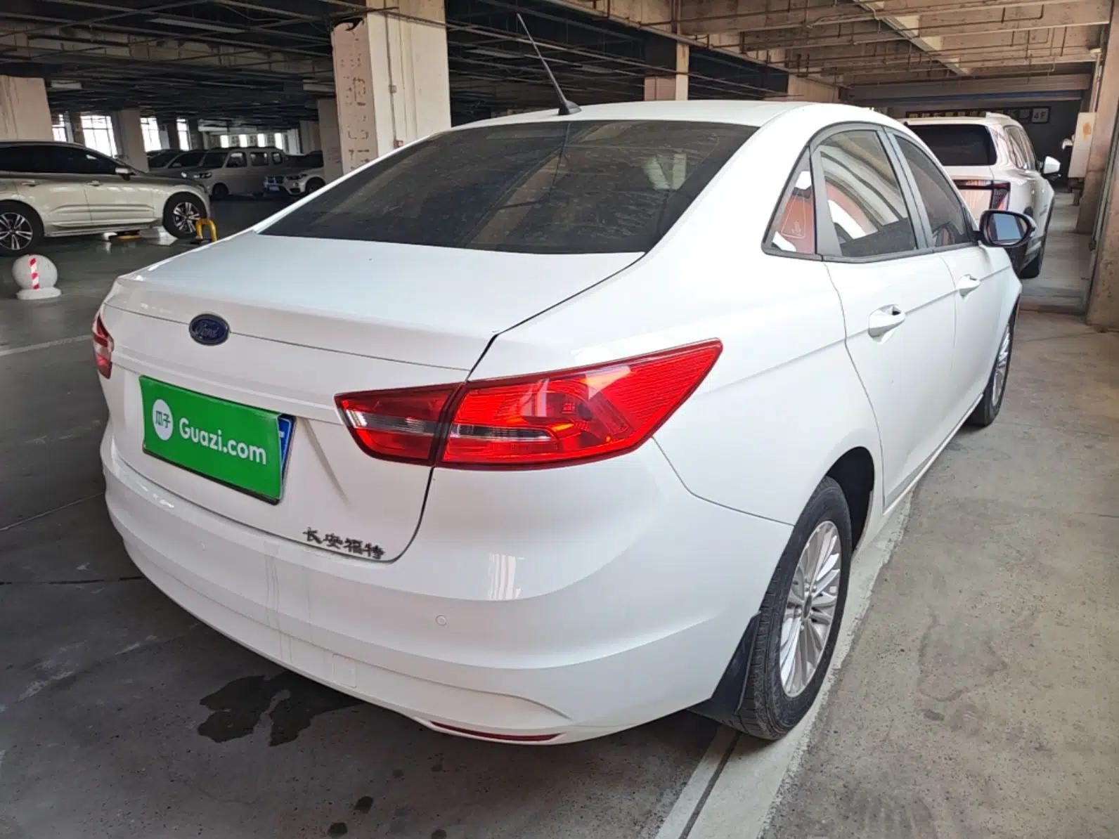 Ford Escort 2015 1.5L Manual Comfort Model — миниатюра 6