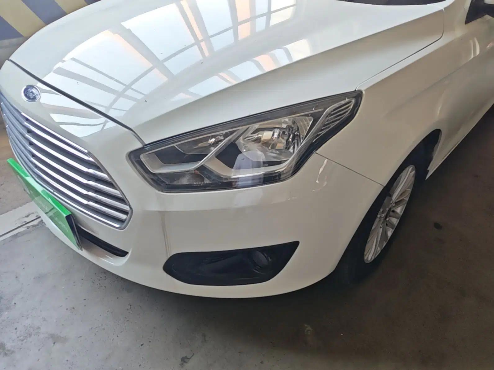 Ford Escort 2015 1.5L Manual Comfort Model — миниатюра 8