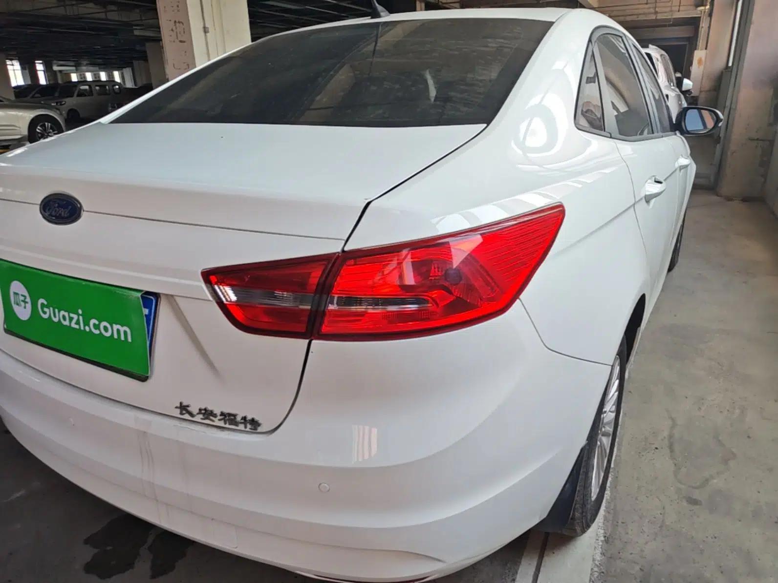 Ford Escort 2015 1.5L Manual Comfort Model — миниатюра 9