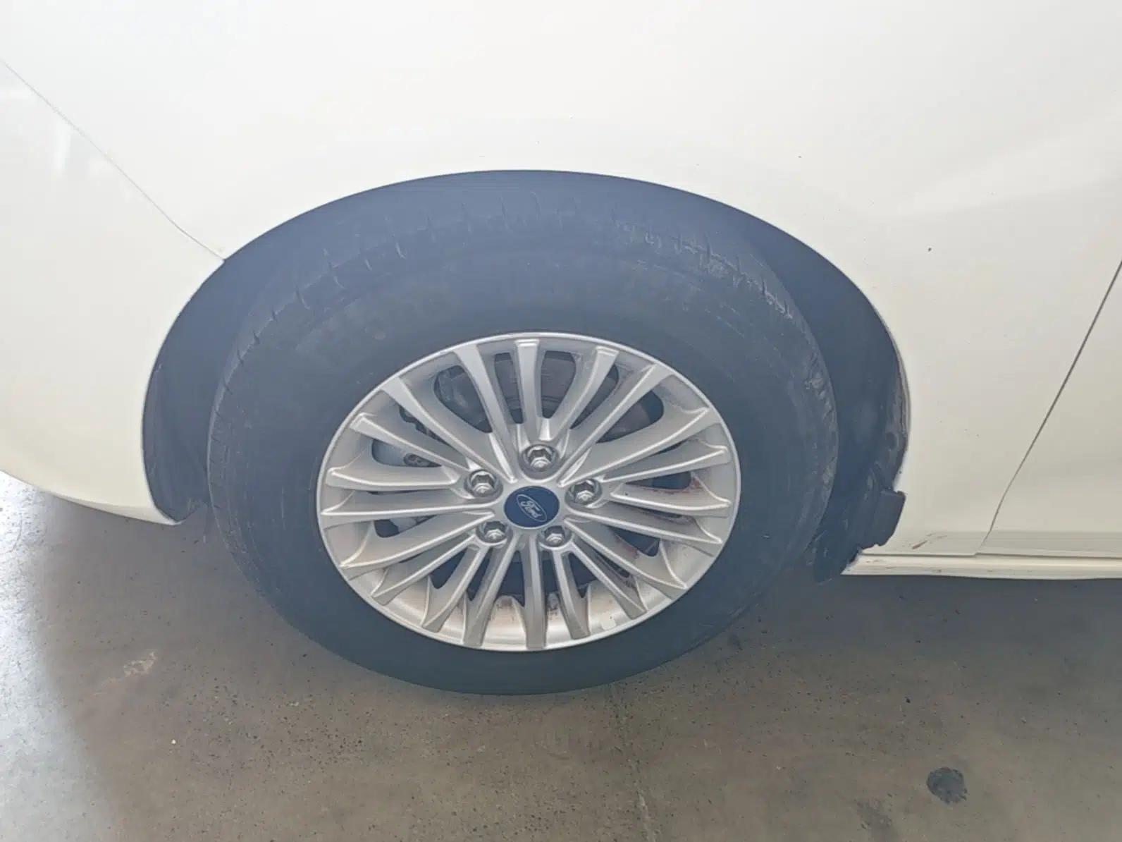 Ford Escort 2015 1.5L Manual Comfort Model — миниатюра 10