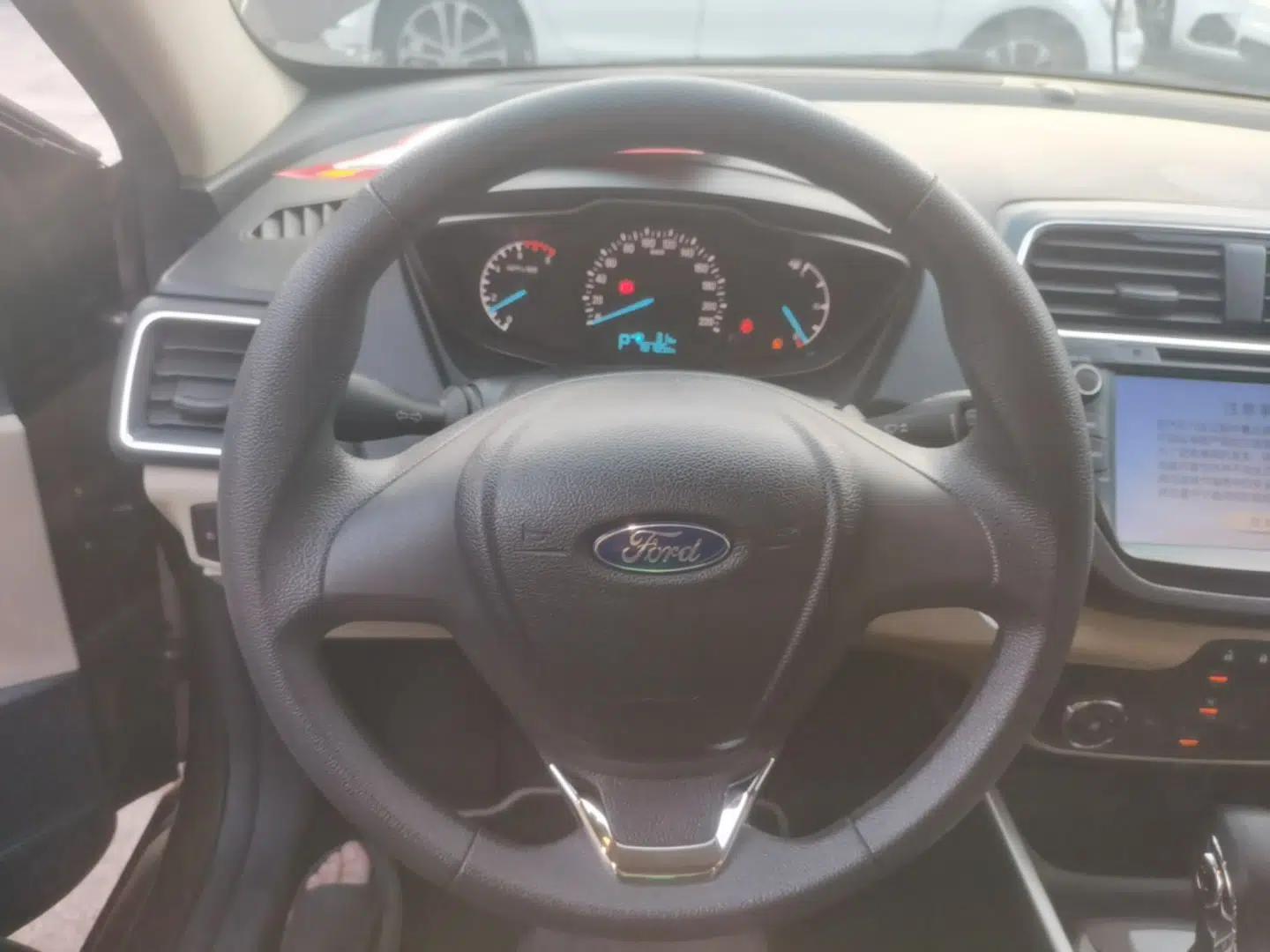 Ford Escort 2015 1.5L Automatic Comfort Edition — миниатюра 18
