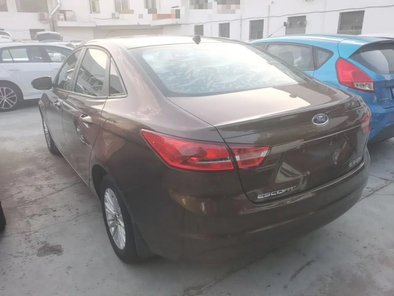 Ford Escort 2015 1.5L Automatic Comfort Edition — миниатюра 4