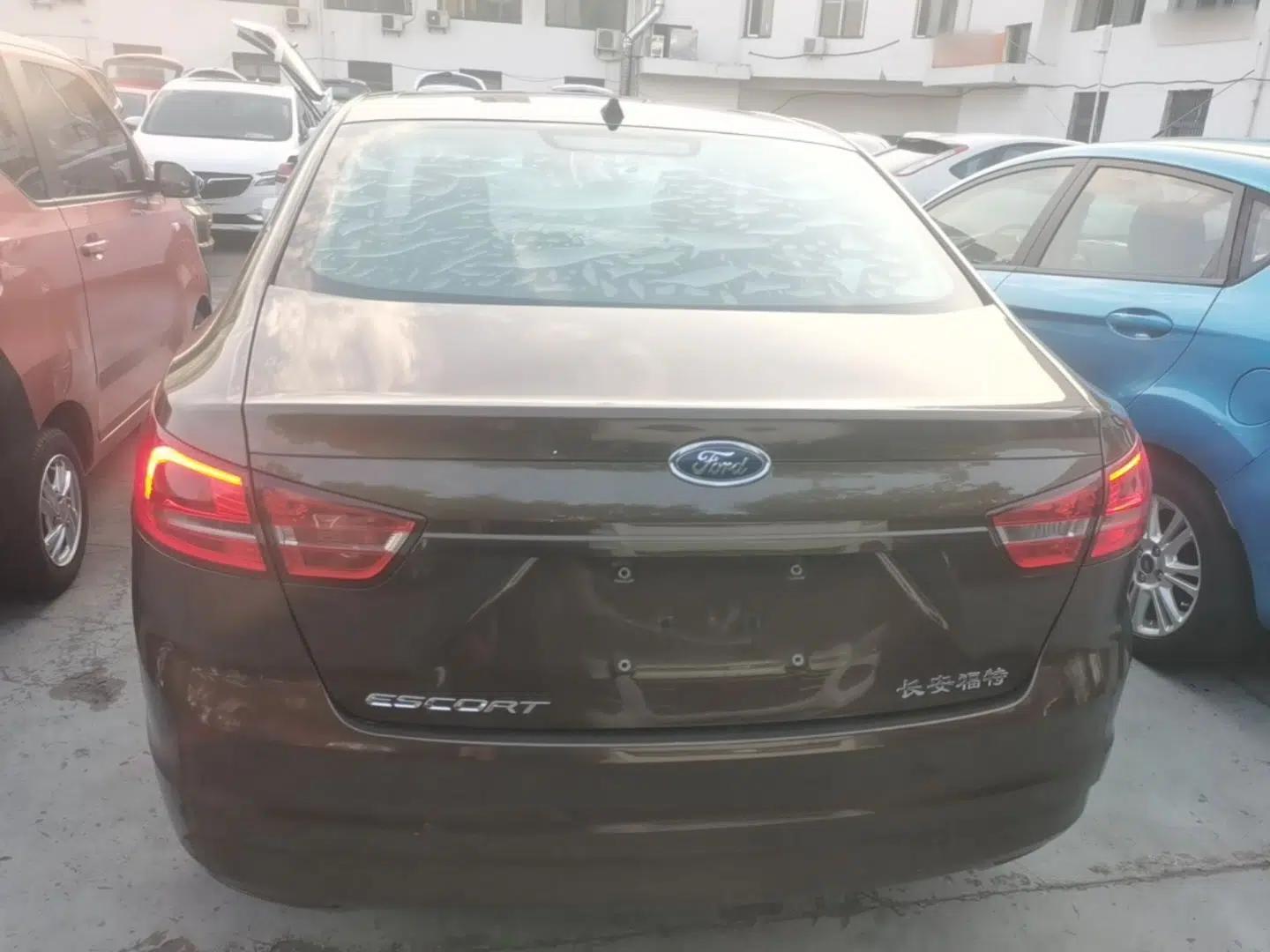 Ford Escort 2015 1.5L Automatic Comfort Edition — миниатюра 5