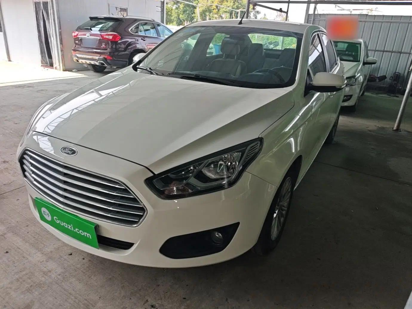 Ford Escort 2015 1.5L Manual Comfort Model — миниатюра 1