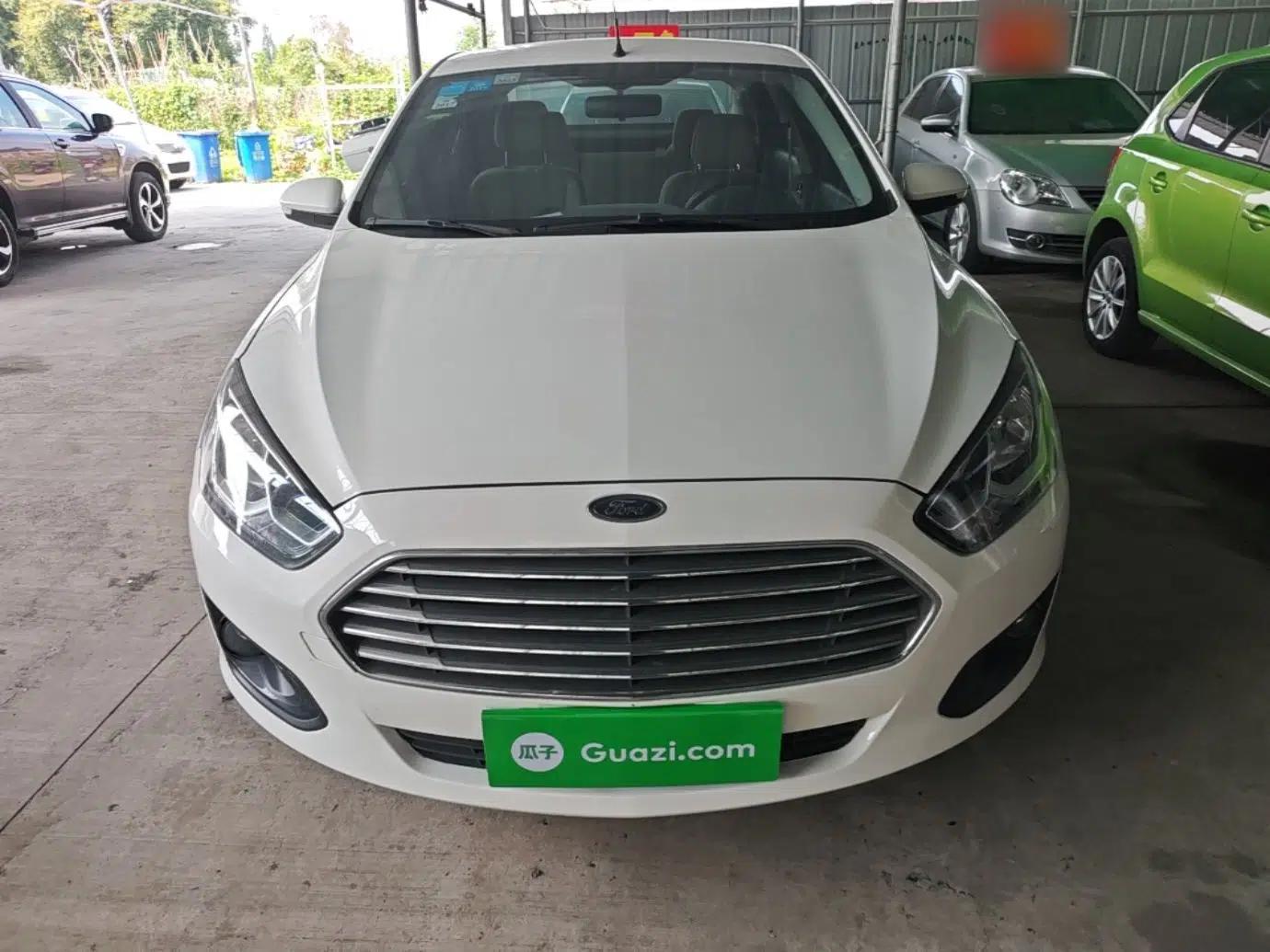 Ford Escort 2015 1.5L Manual Comfort Model — миниатюра 2