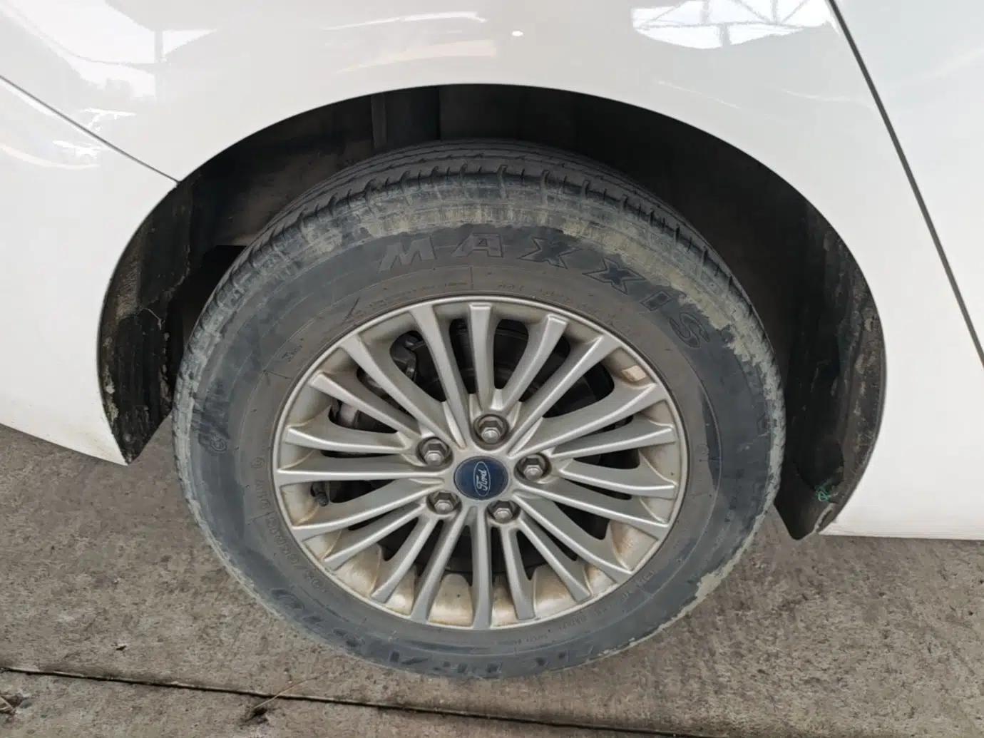 Ford Escort 2015 1.5L Manual Comfort Model — миниатюра 11