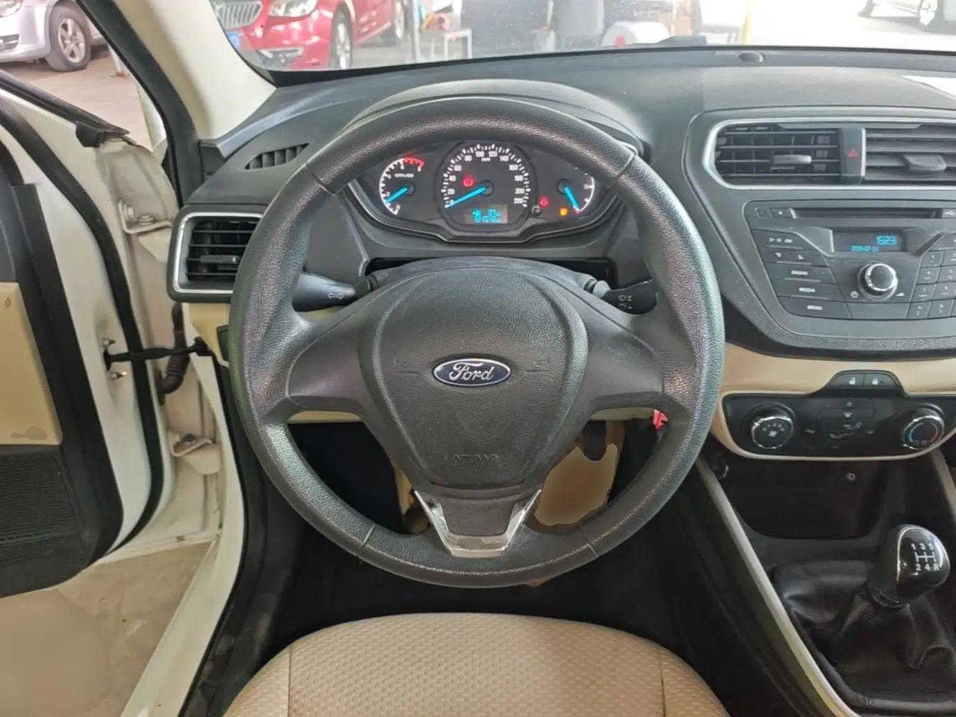 Ford Escort 2015 1.5L Manual Comfort Model — миниатюра 13