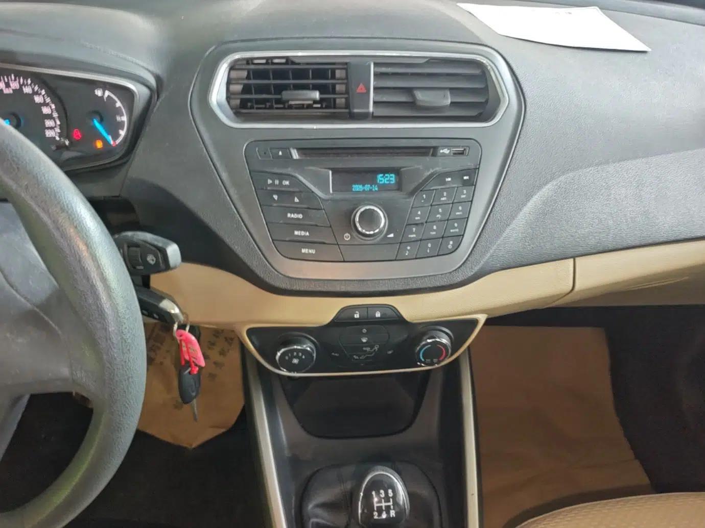 Ford Escort 2015 1.5L Manual Comfort Model — миниатюра 15