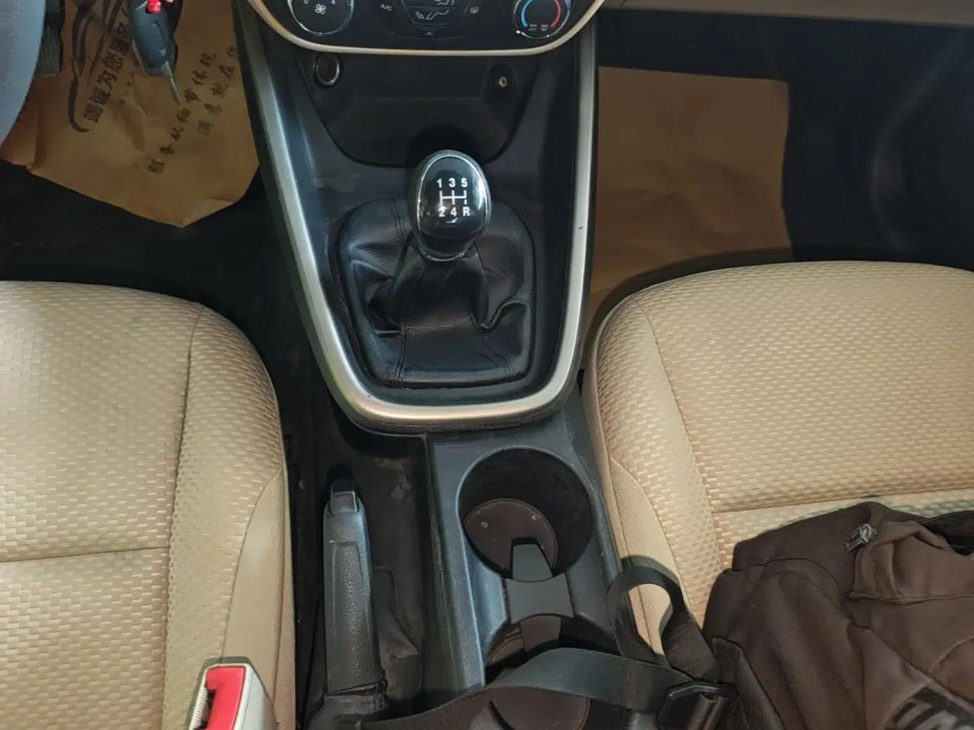 Ford Escort 2015 1.5L Manual Comfort Model — миниатюра 16