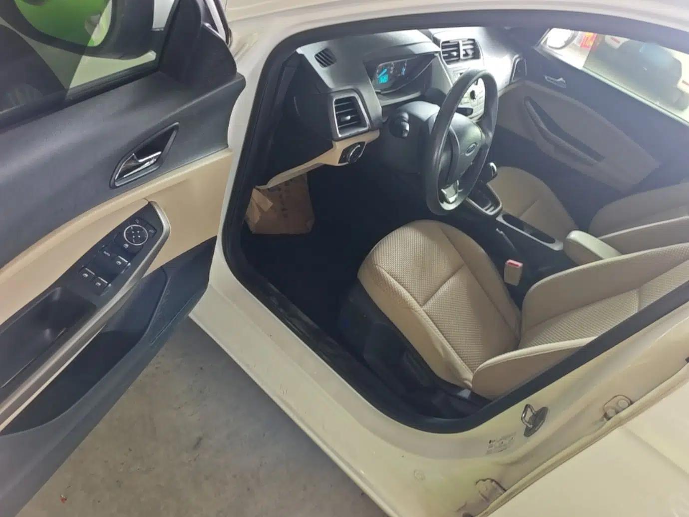 Ford Escort 2015 1.5L Manual Comfort Model — миниатюра 18