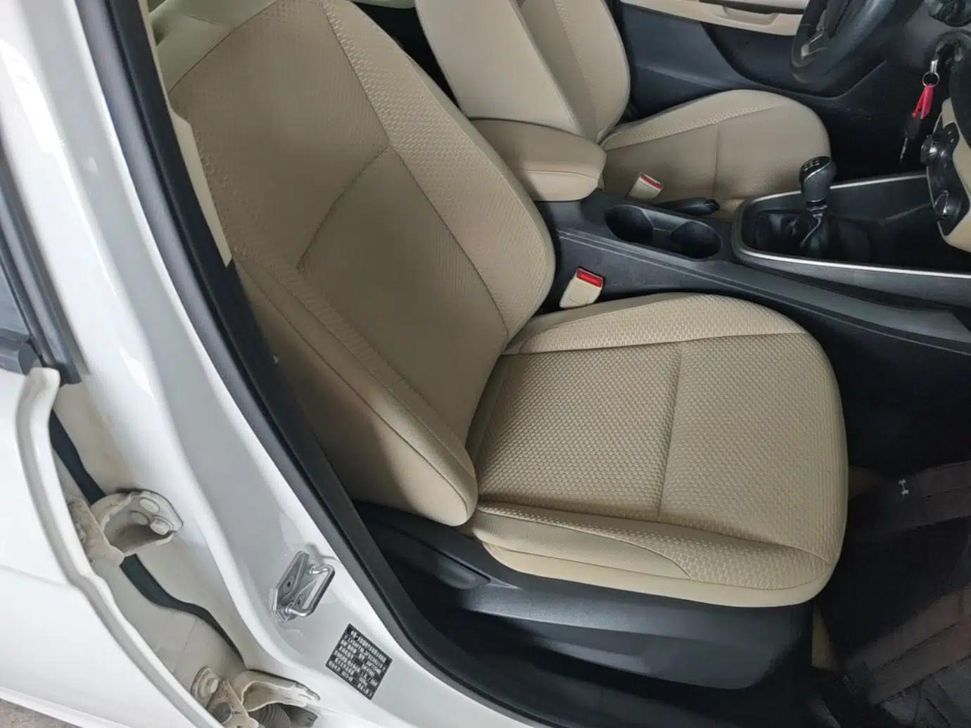 Ford Escort 2015 1.5L Manual Comfort Model — миниатюра 19